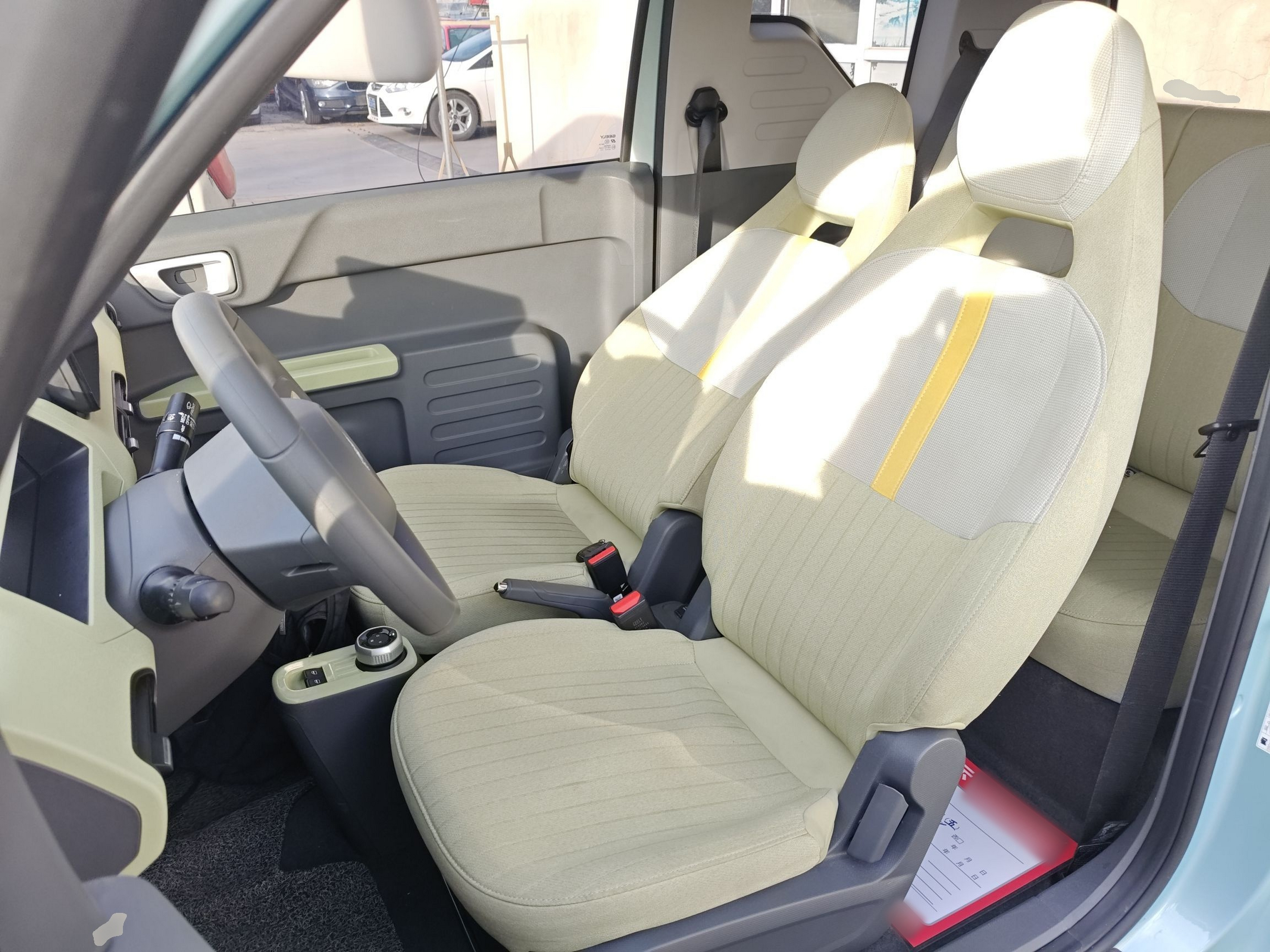 المقاعد الأمامية داخل السيارة