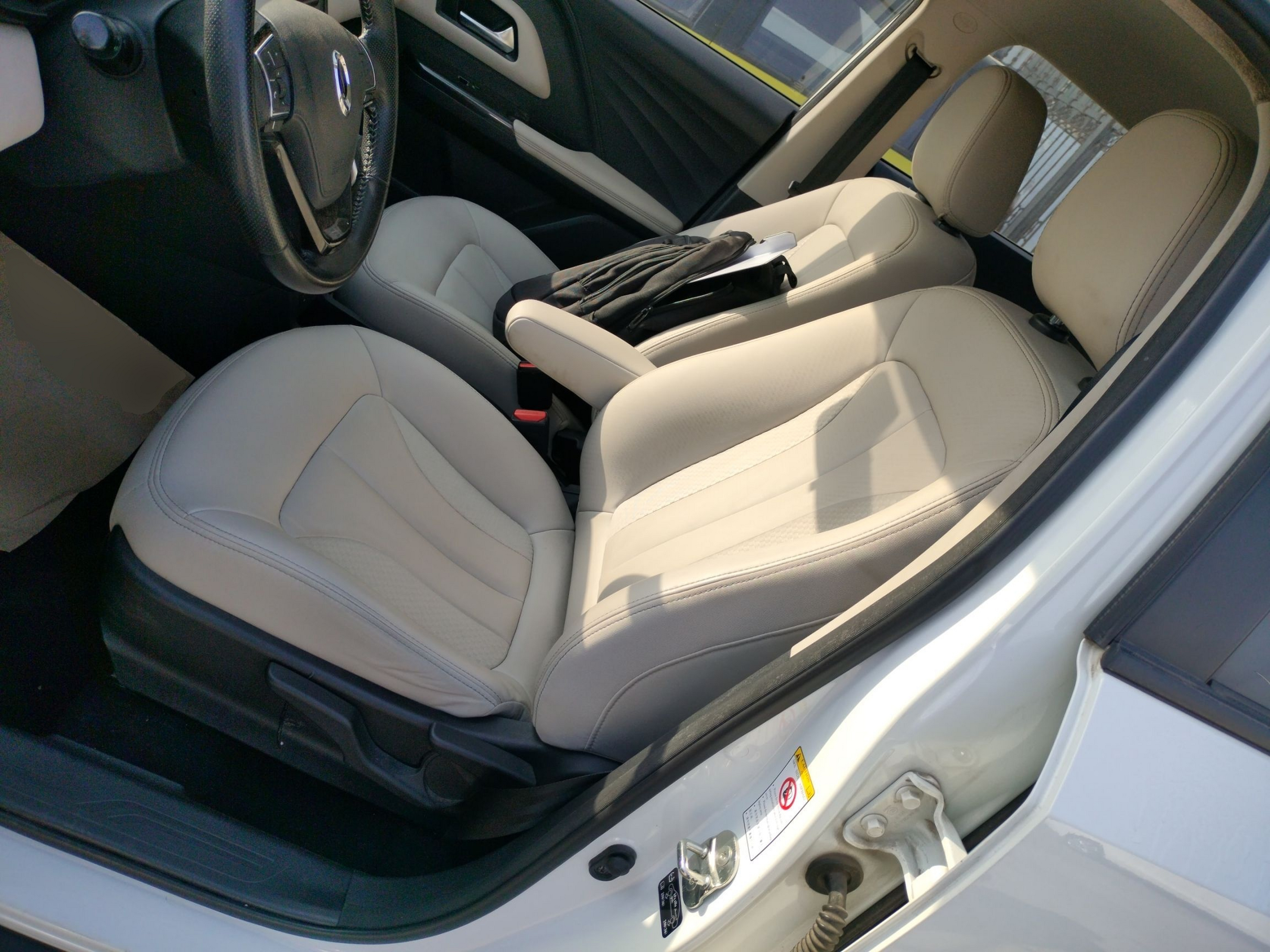 المقاعد الأمامية داخل السيارة