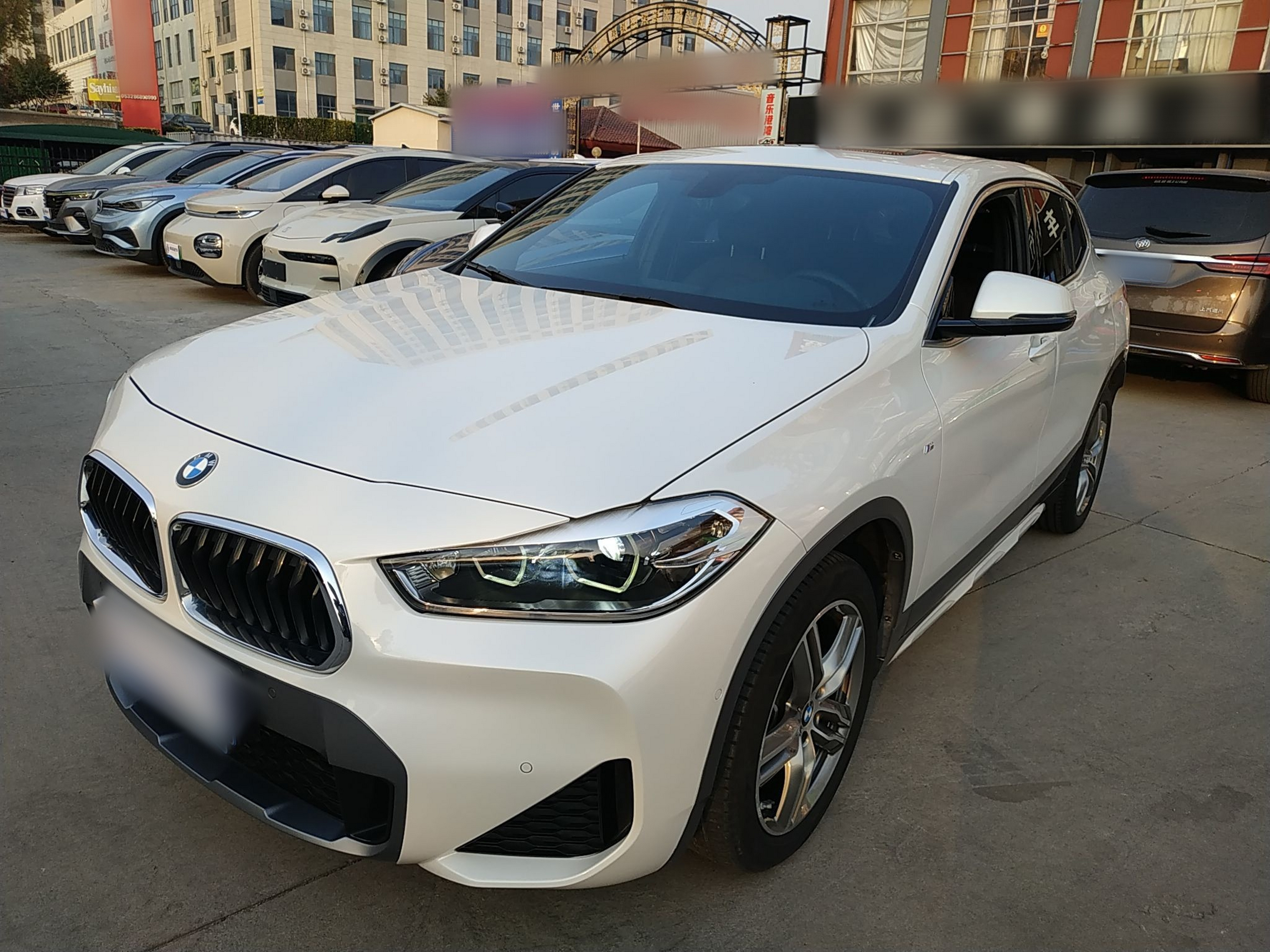 Под передней частью автомобиля