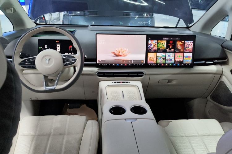 Used VOYAH Dream 2025 EV Four-Wheel Drive Flagship Kunpeng Edition
