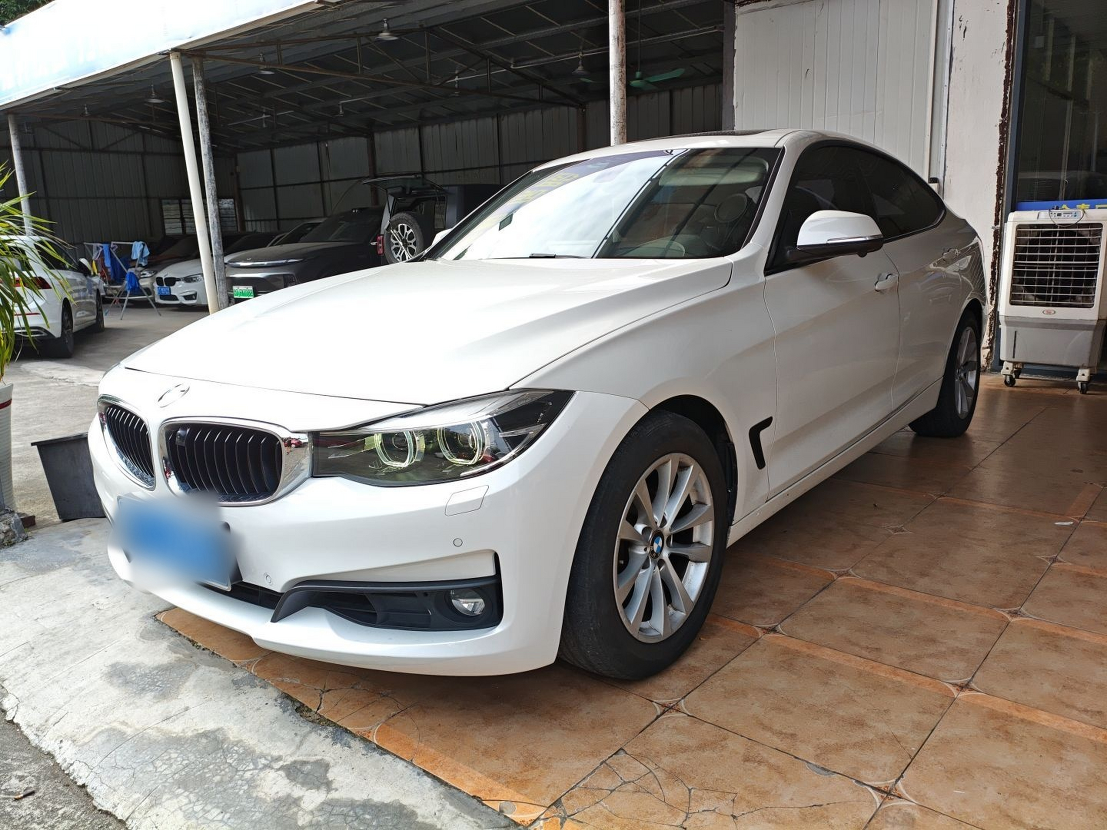 تحت مقدمة السيارة