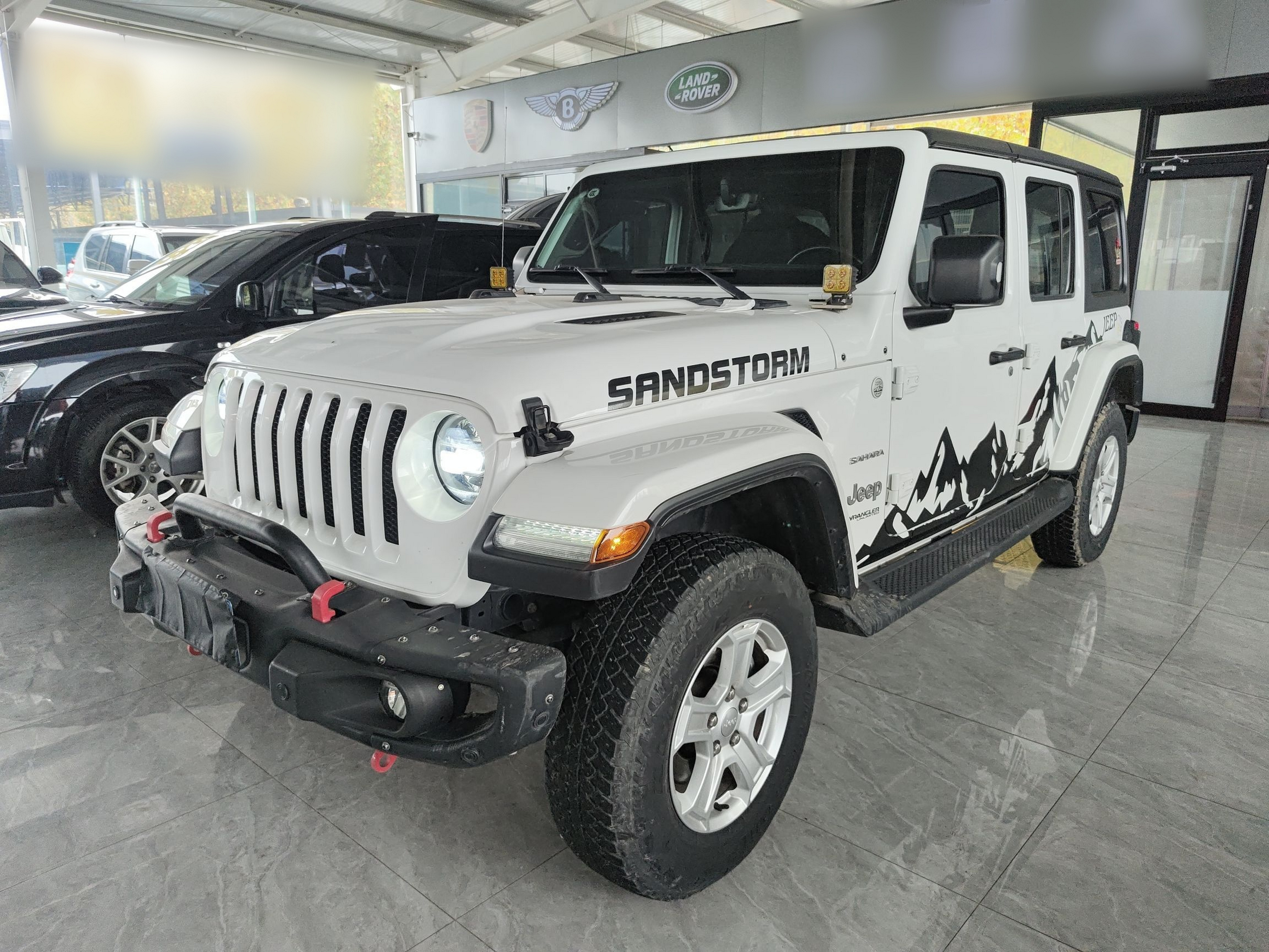 تحت مقدمة السيارة