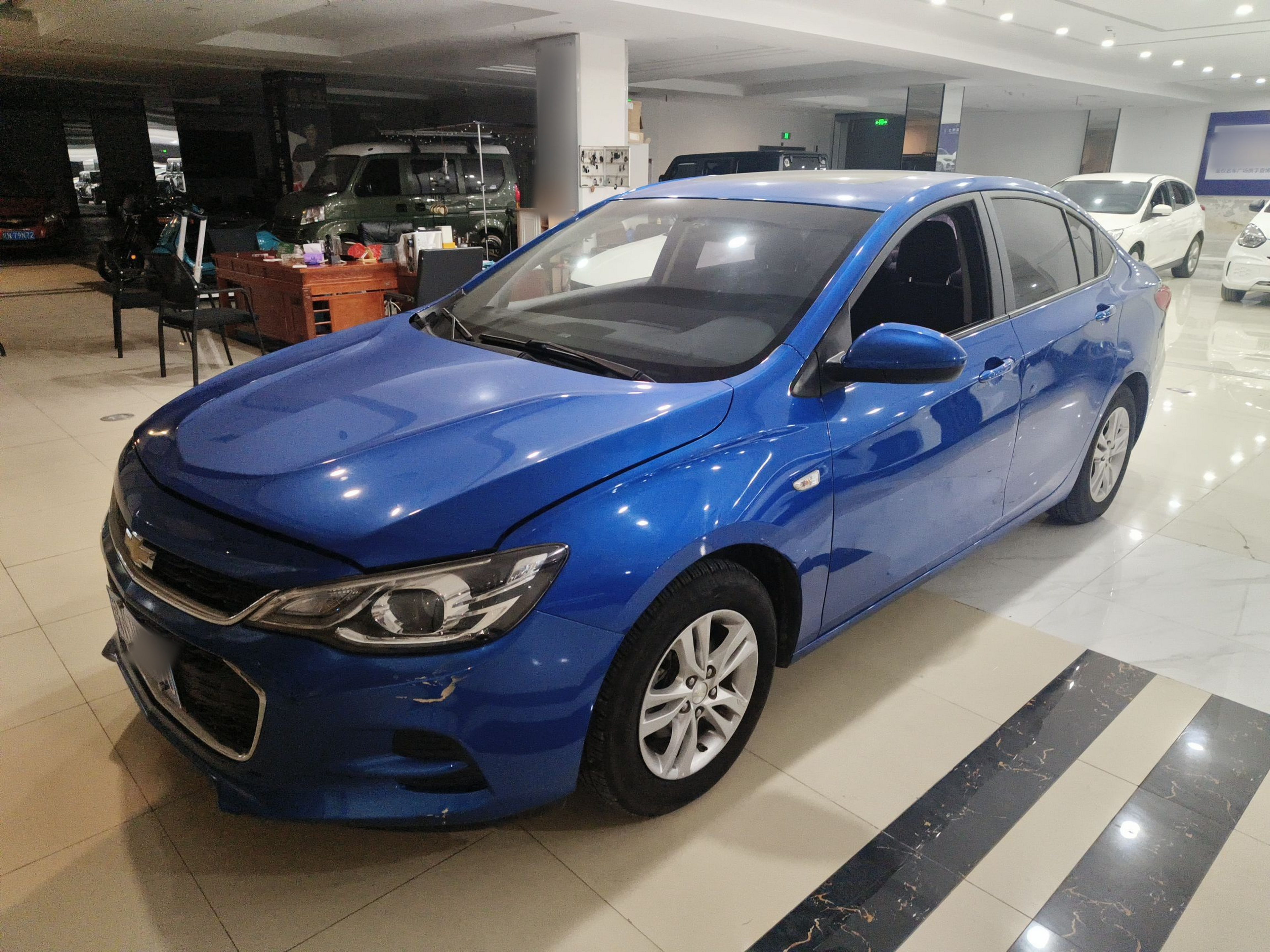 تحت مقدمة السيارة