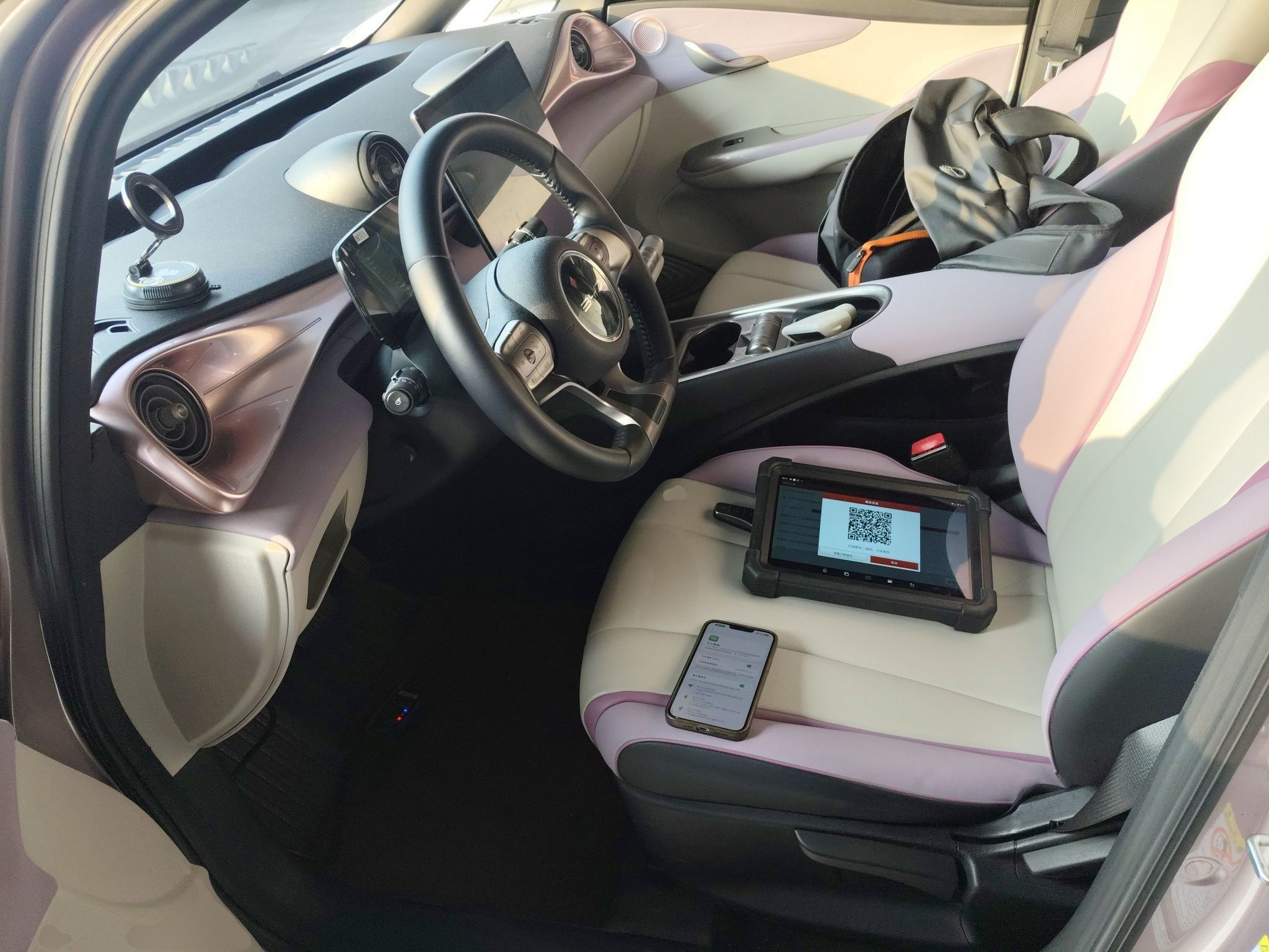 المقاعد الأمامية داخل السيارة