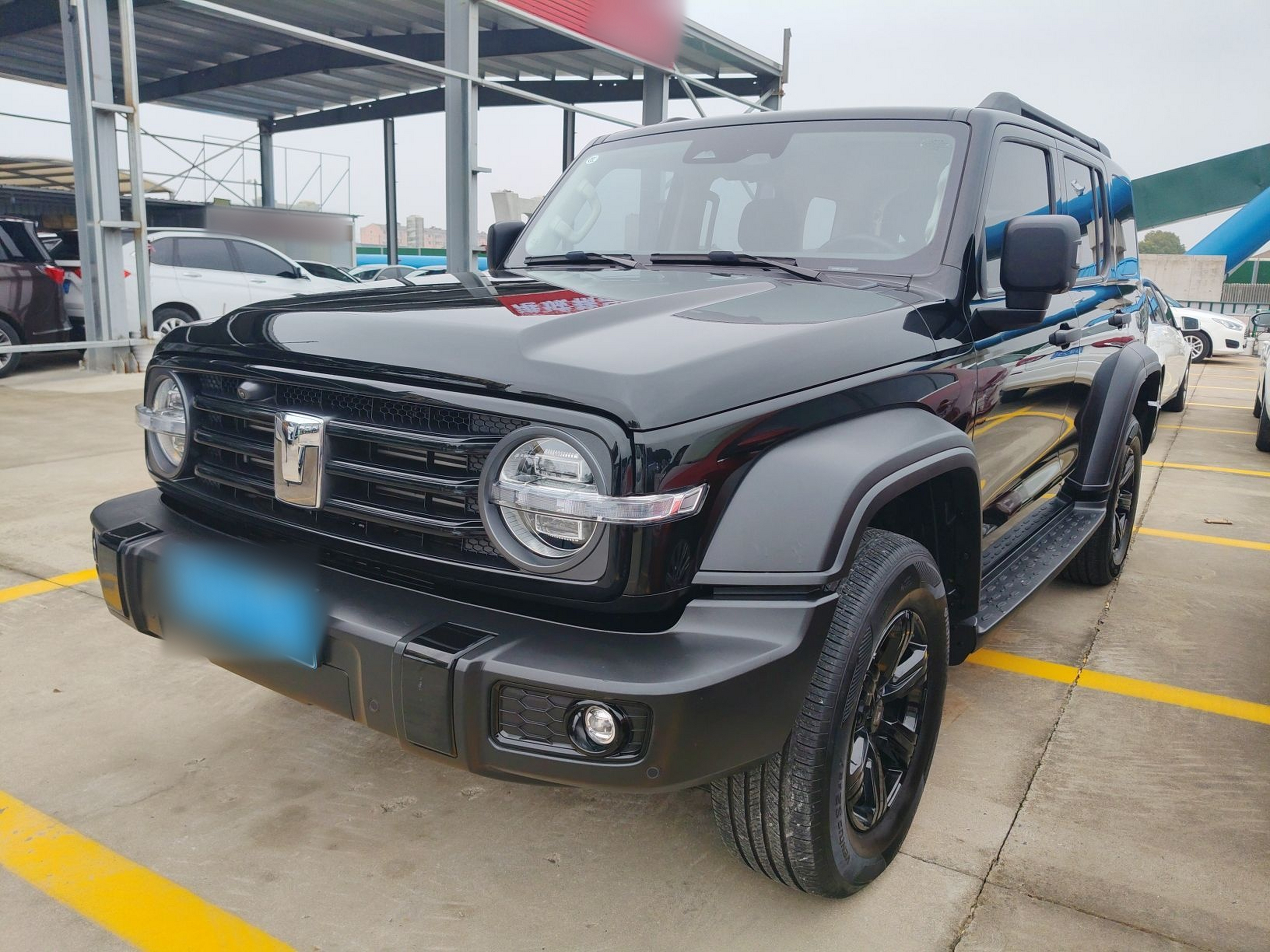 تحت مقدمة السيارة