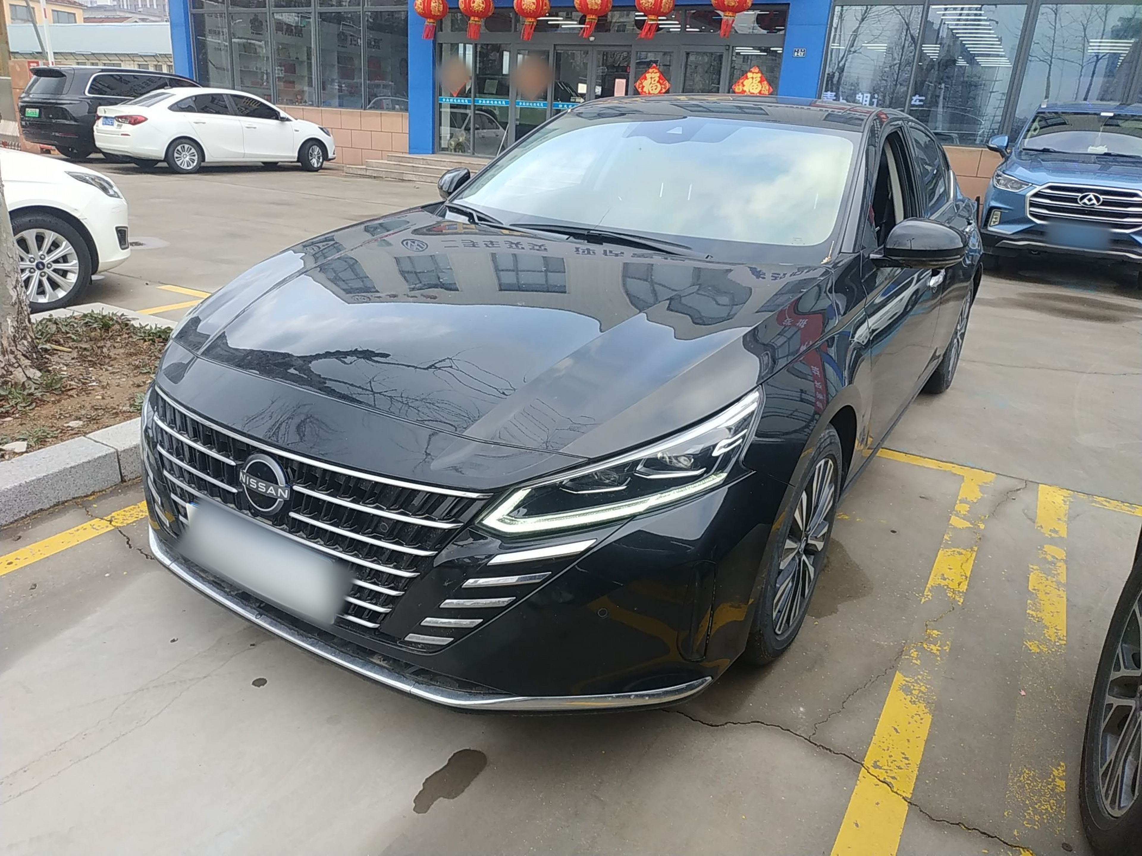 تحت مقدمة السيارة