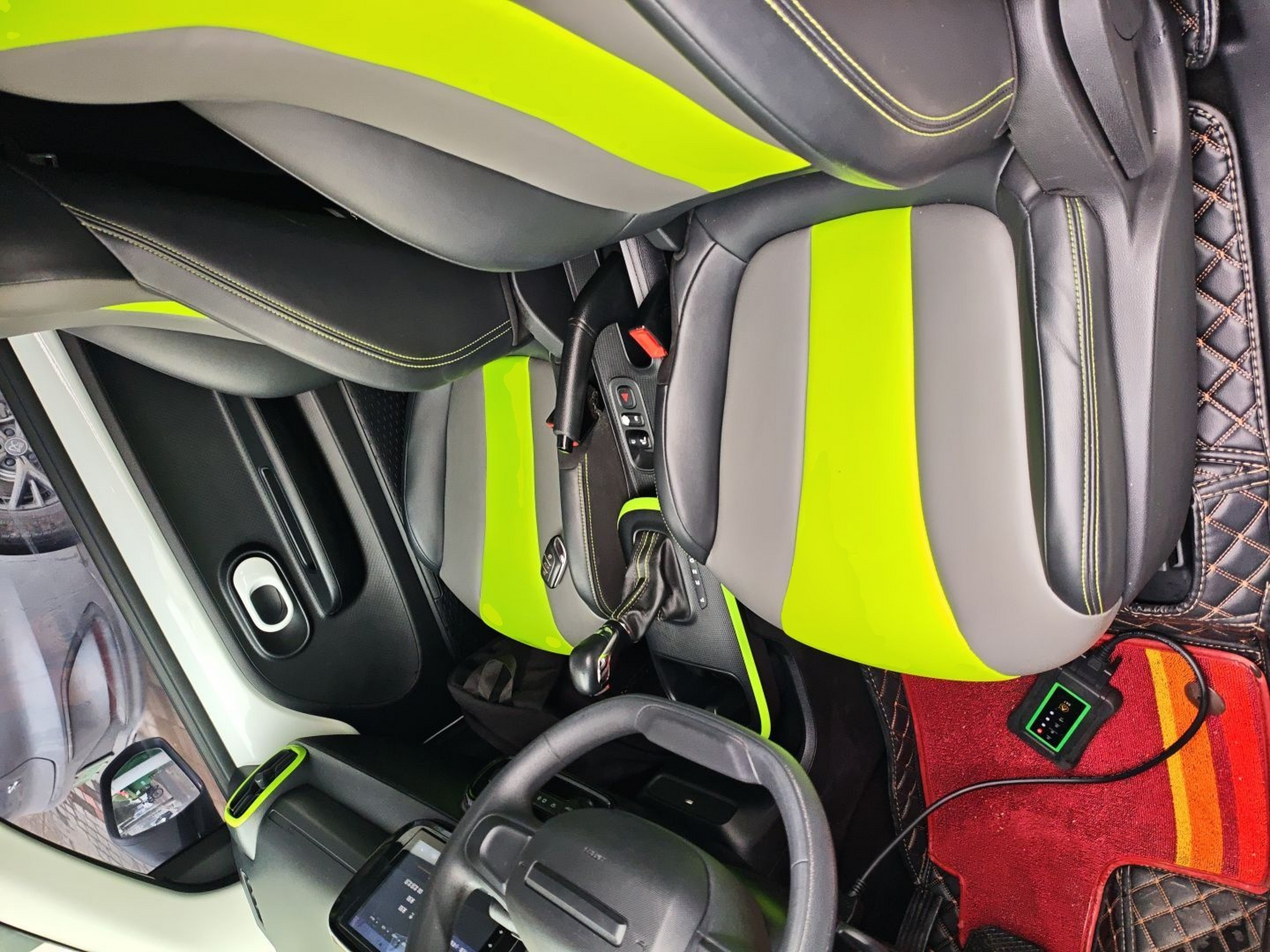 المقاعد الأمامية داخل السيارة