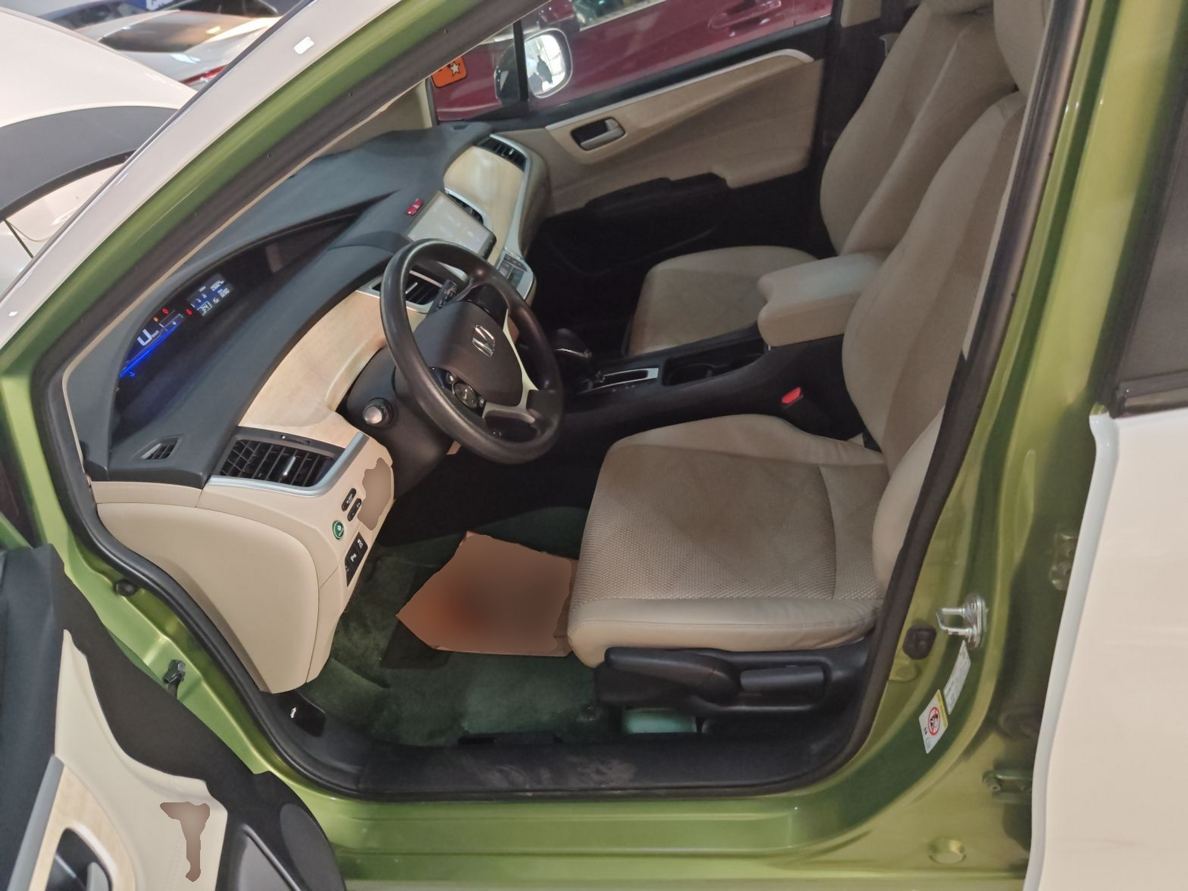 المقاعد الأمامية داخل السيارة