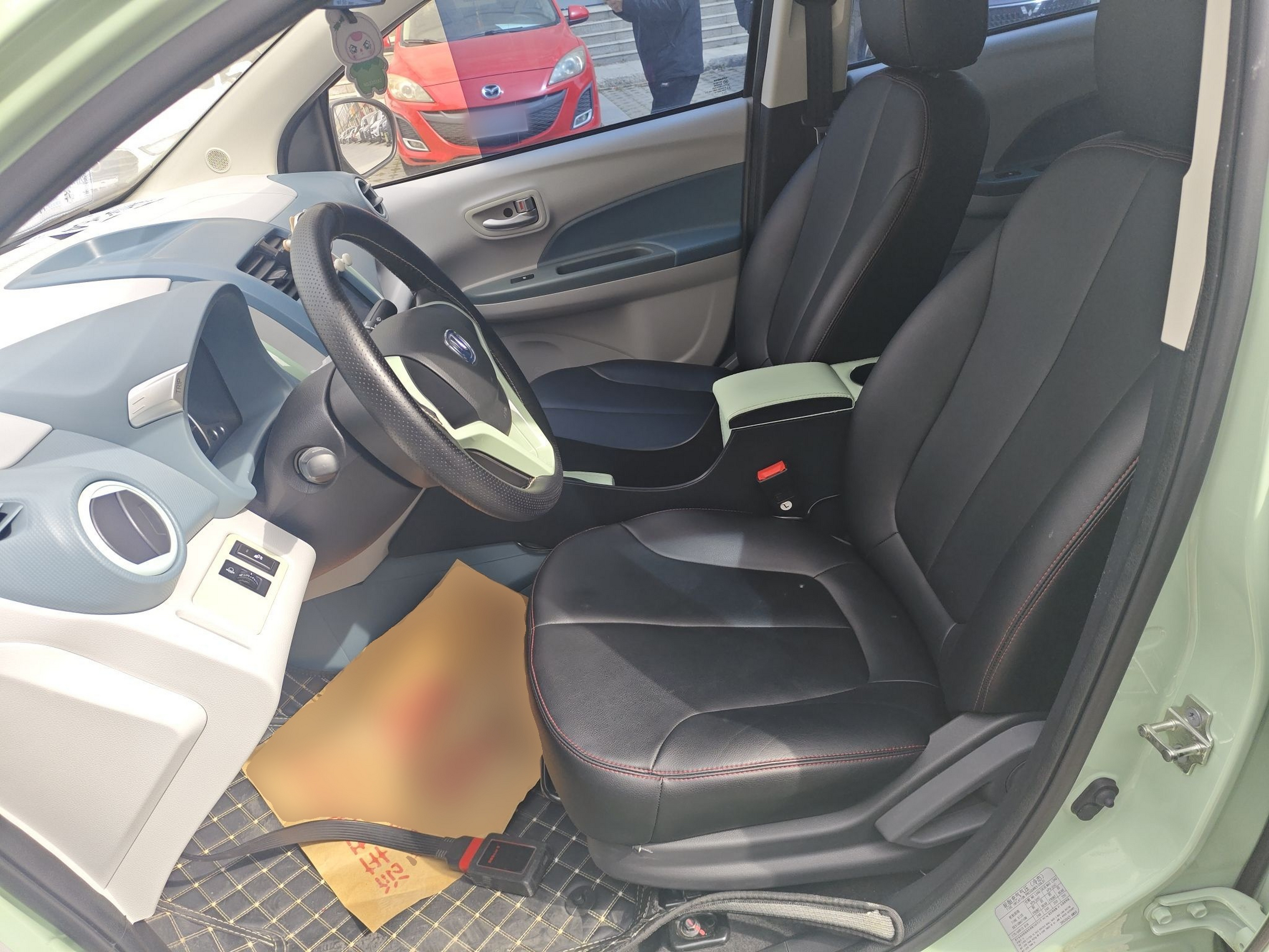 Переднее сиденье в автомобиле