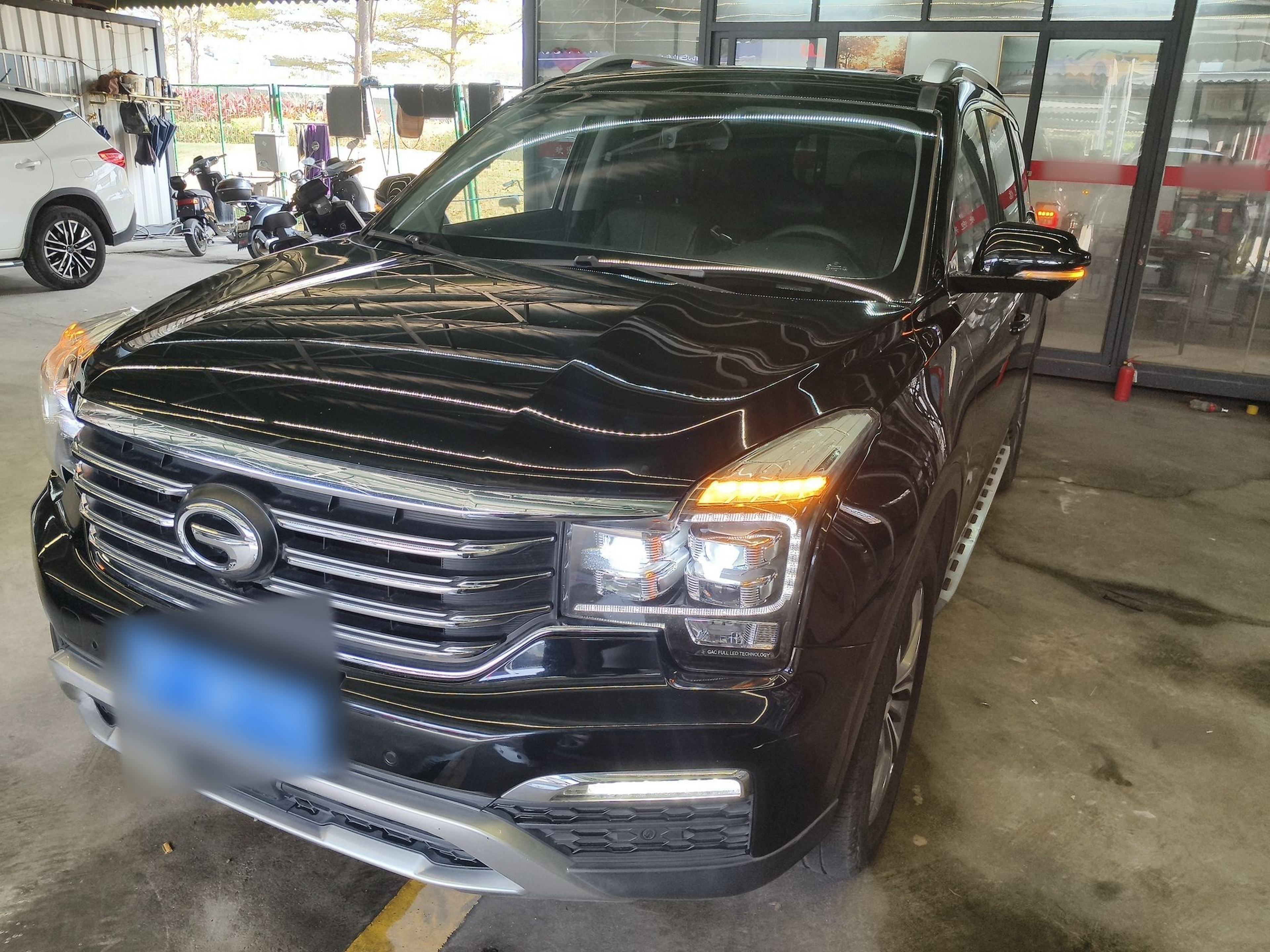 Под передней частью автомобиля