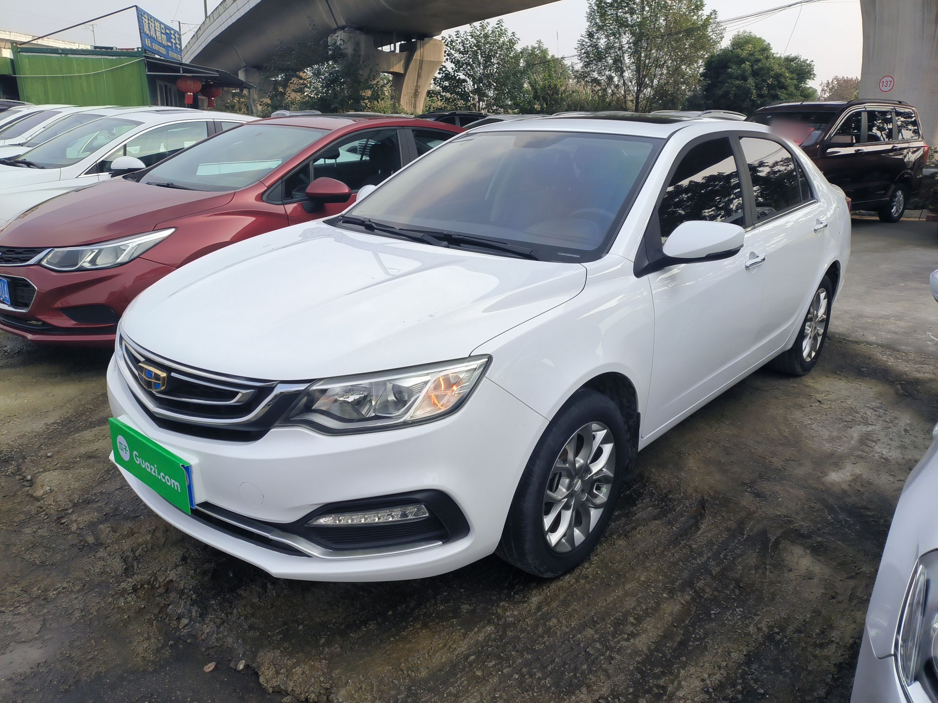 Под передней частью автомобиля