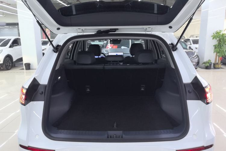 Used  E5 2024 440km Launch Edition
