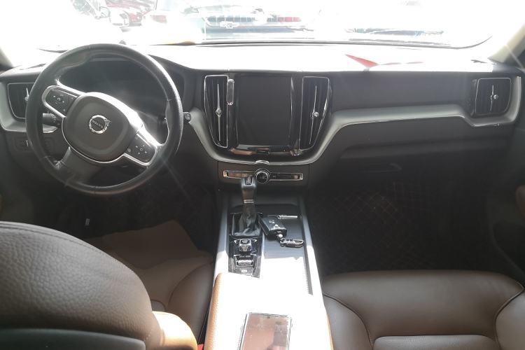Used Volvo XC60 2019 T5 4x4 Smart & Dynamic Sport Edition China VI Standard
