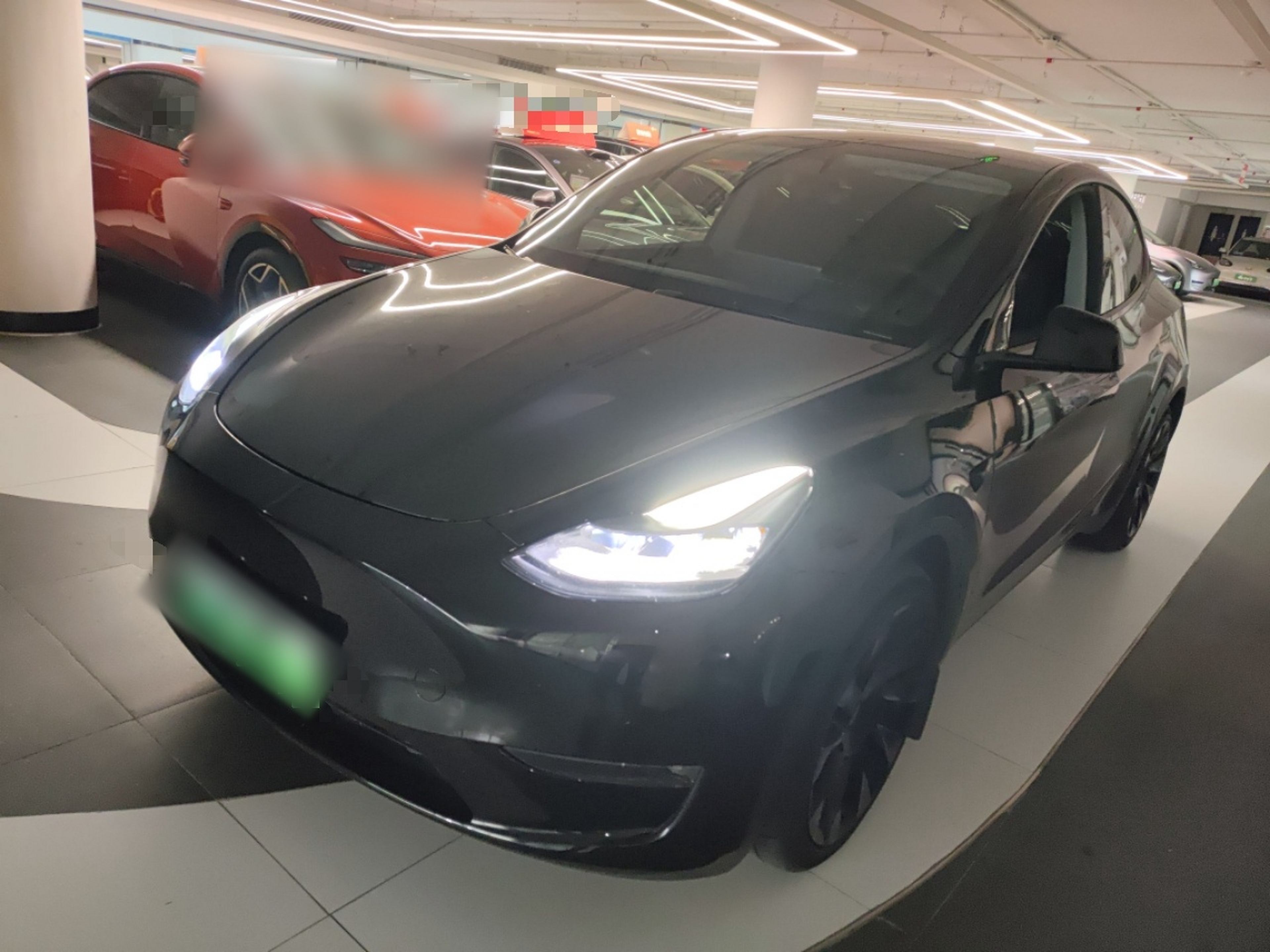 Под передней частью автомобиля