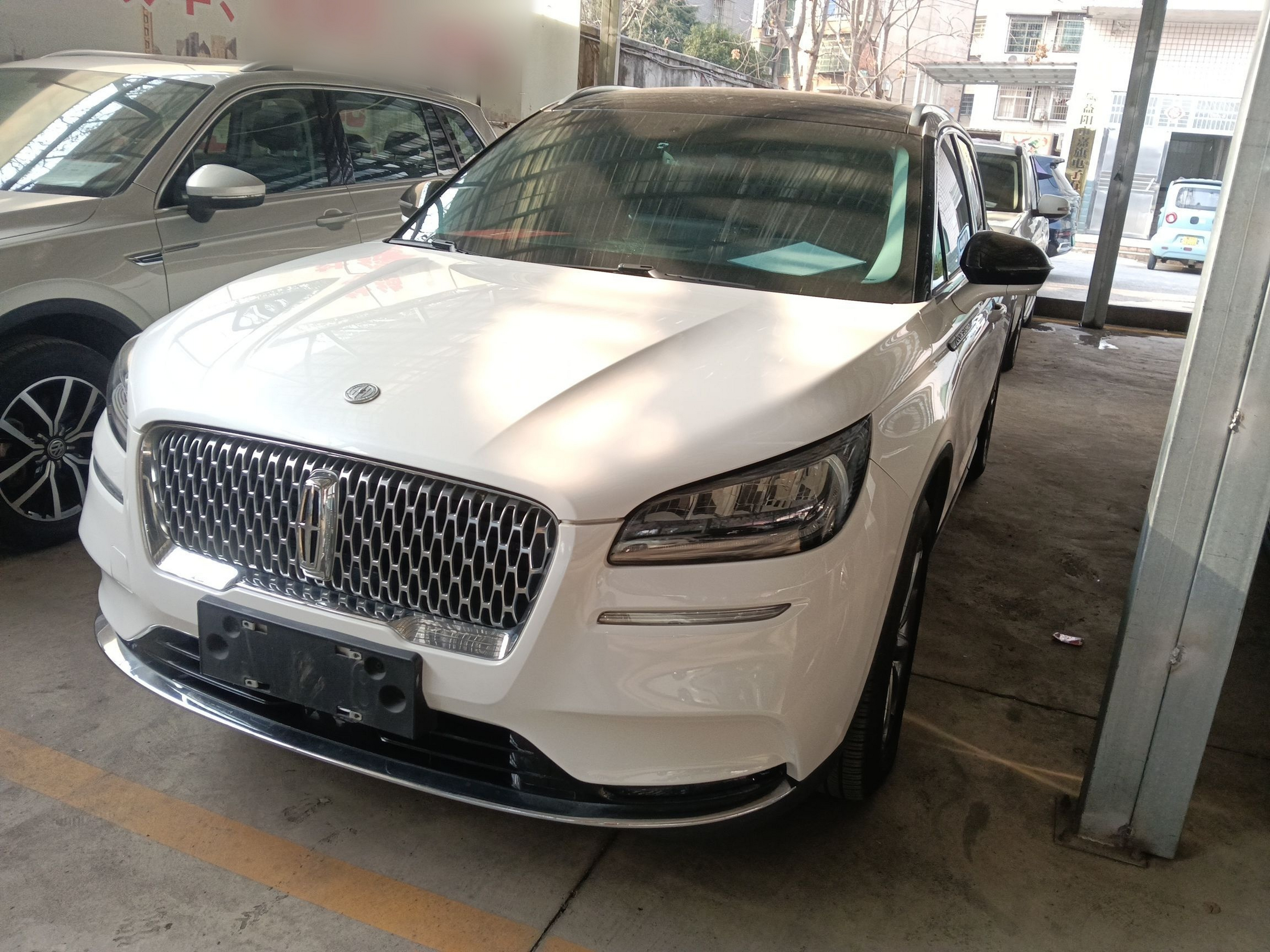 Под передней частью автомобиля