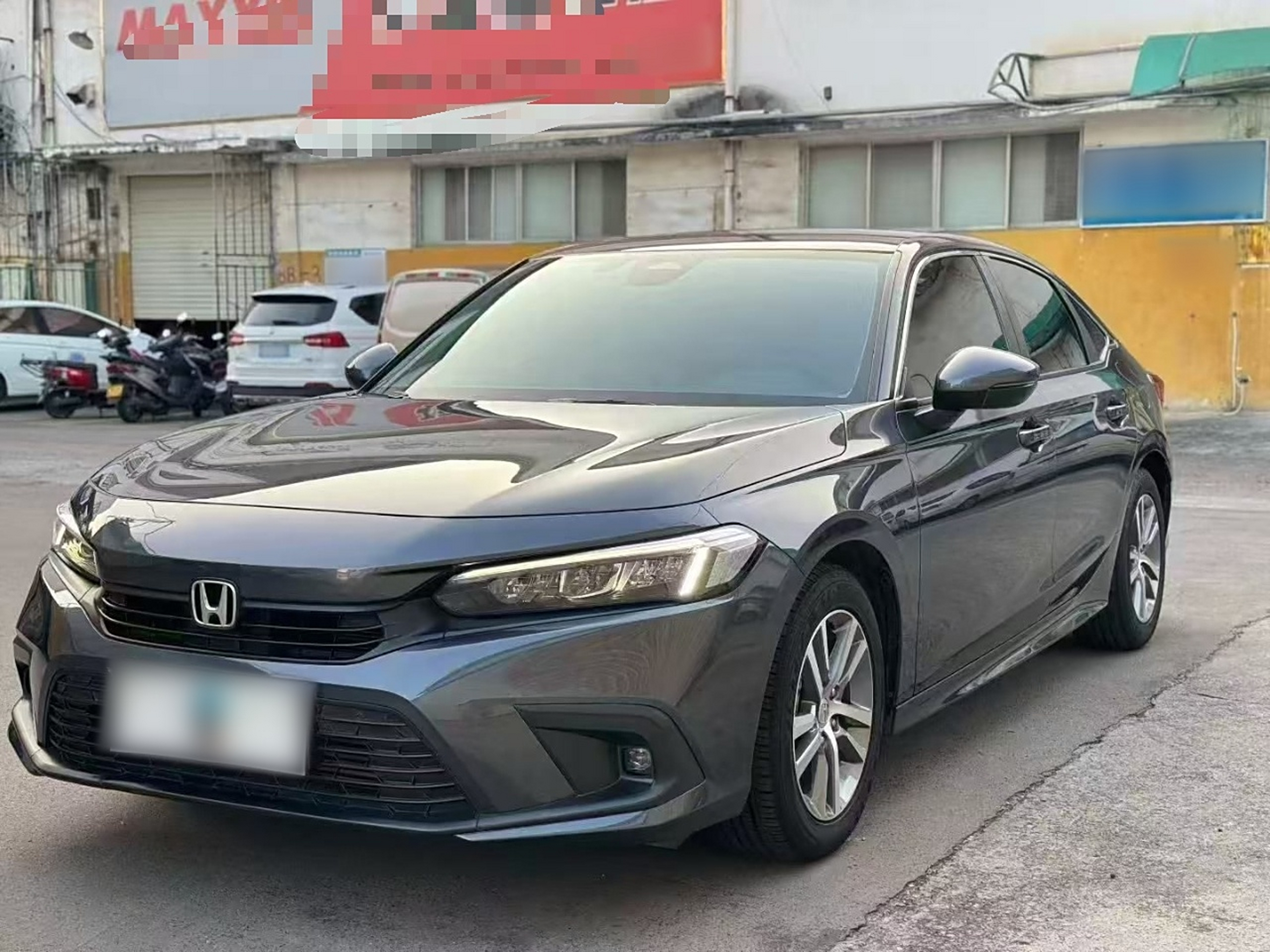 Под передней частью автомобиля