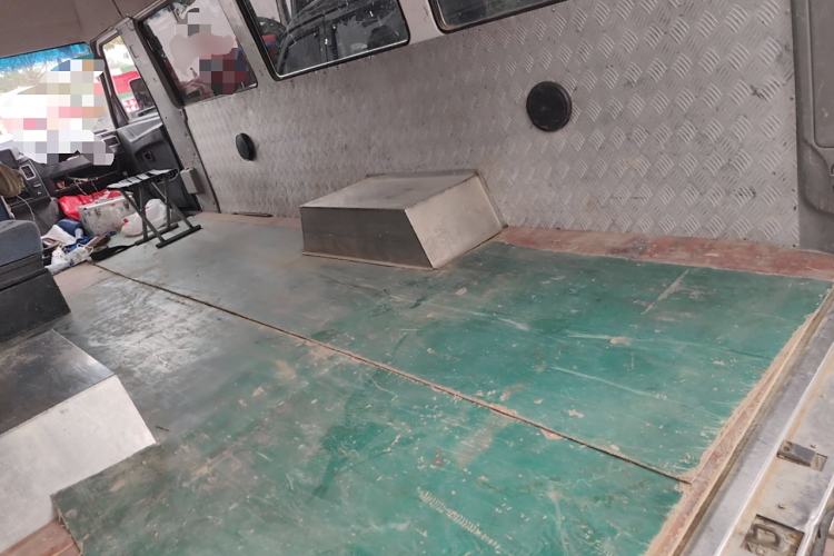 Used Iveco Daily 2020 2.5T A40 Passenger Van Dual Tires Mid-Roof Design 5-9 Seats China VI Emission Standard
