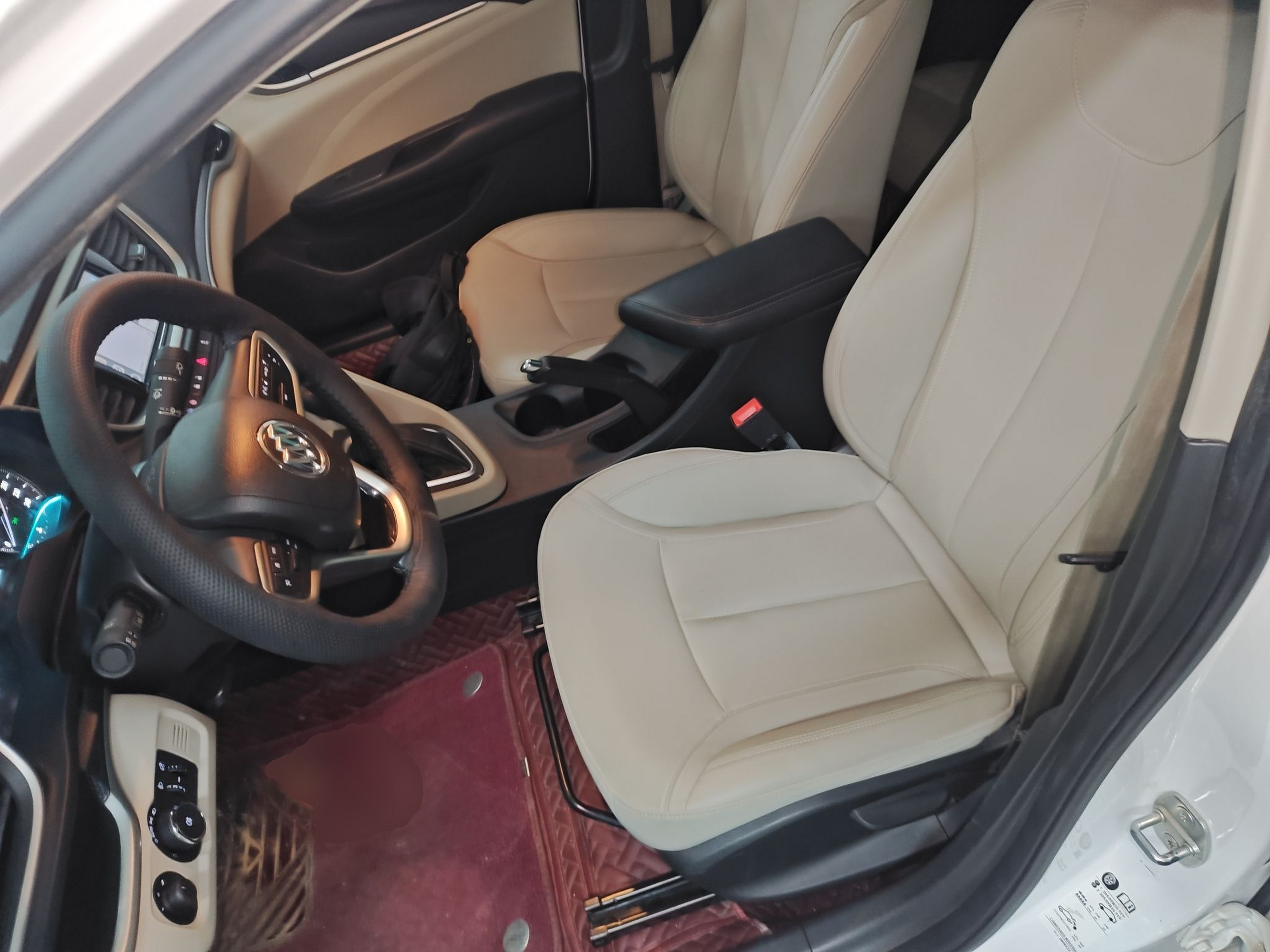 Переднее сиденье в автомобиле