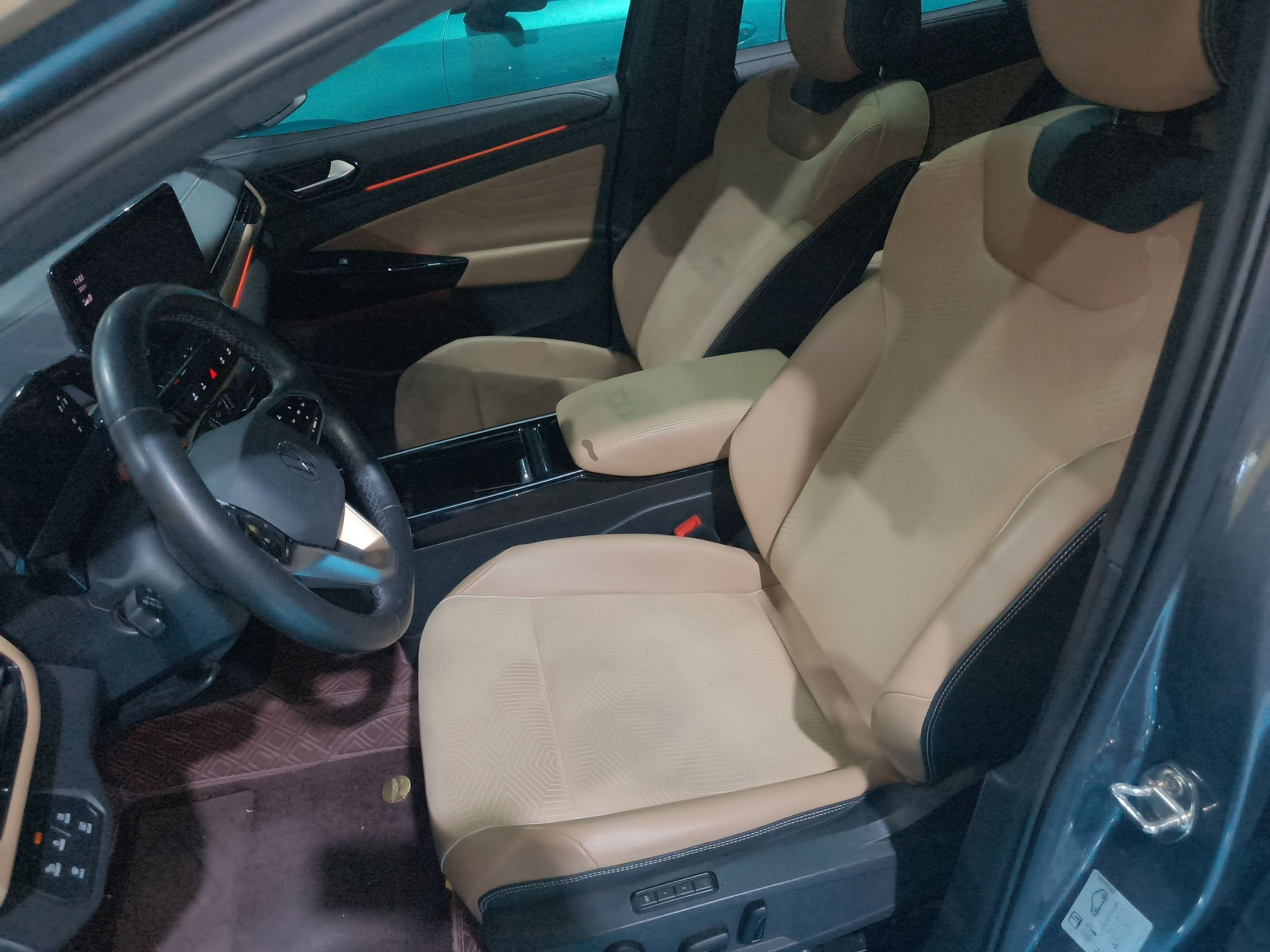 المقاعد الأمامية داخل السيارة