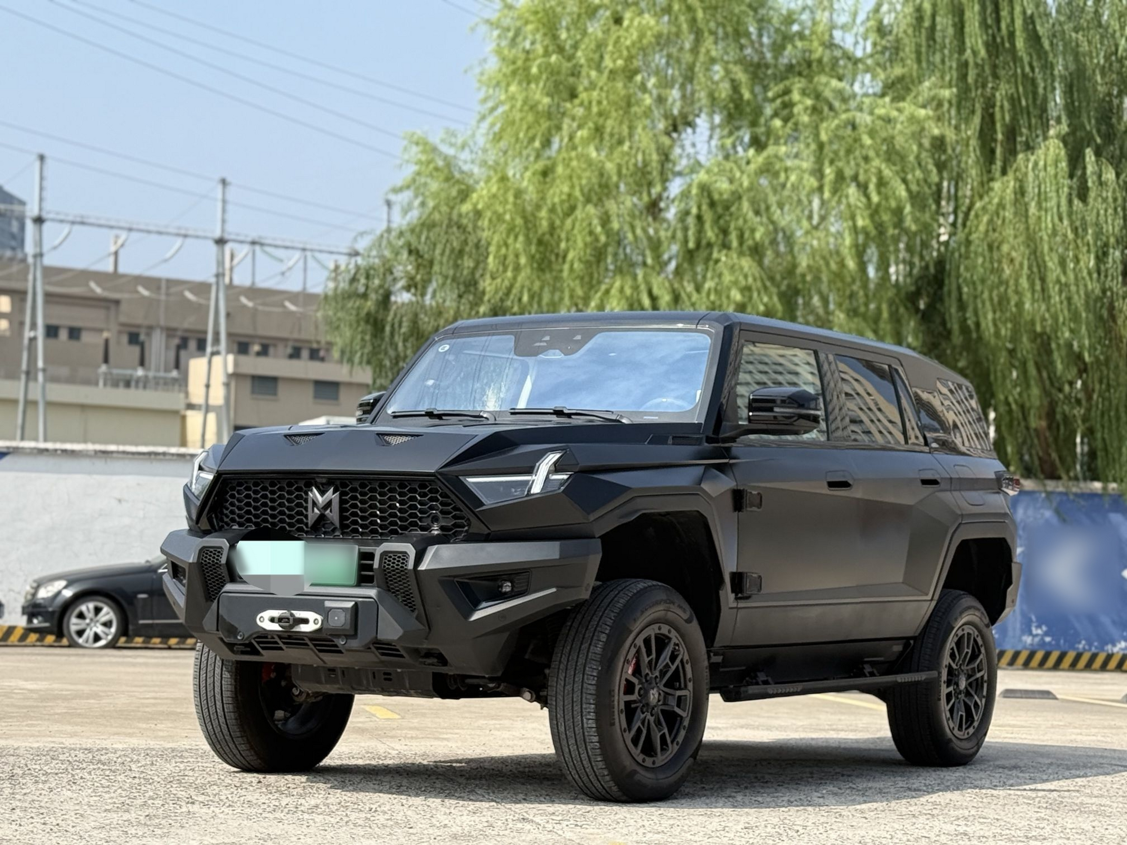 تحت مقدمة السيارة