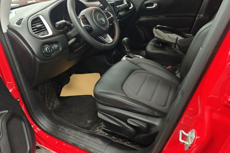 Used  Renegade 2019 220T Automatic Leading Edition