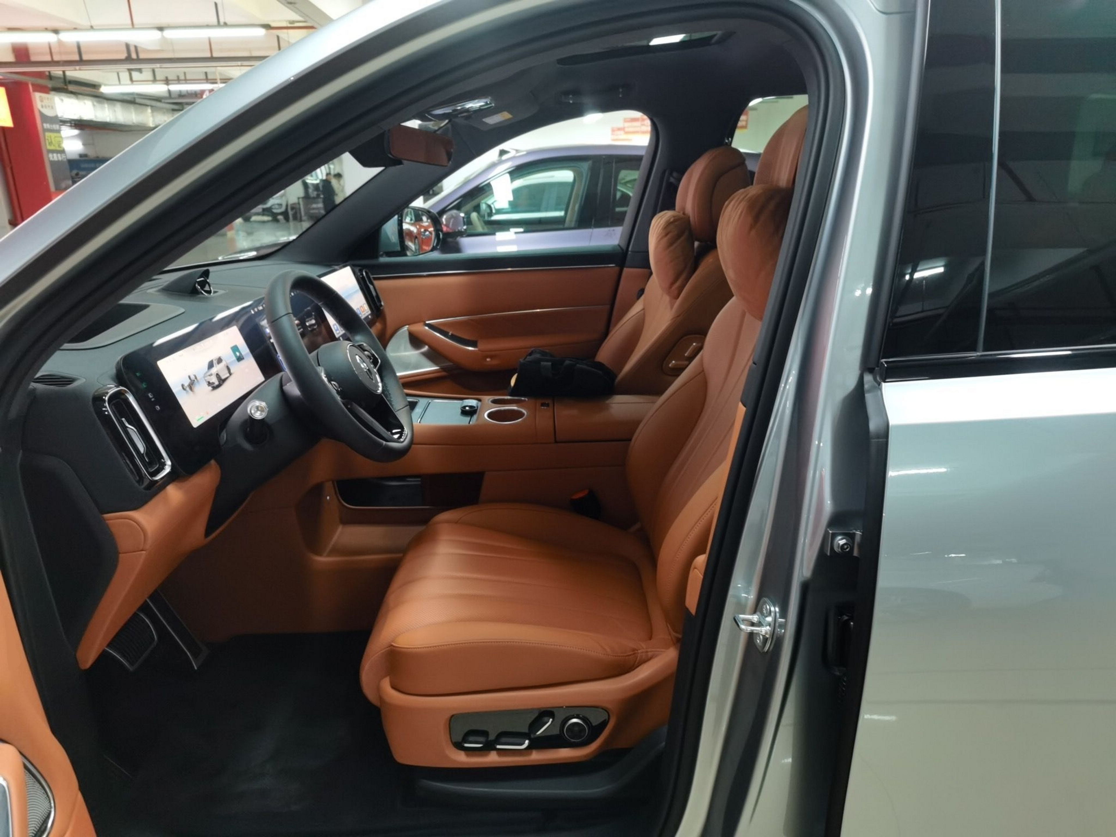 Переднее сиденье в автомобиле