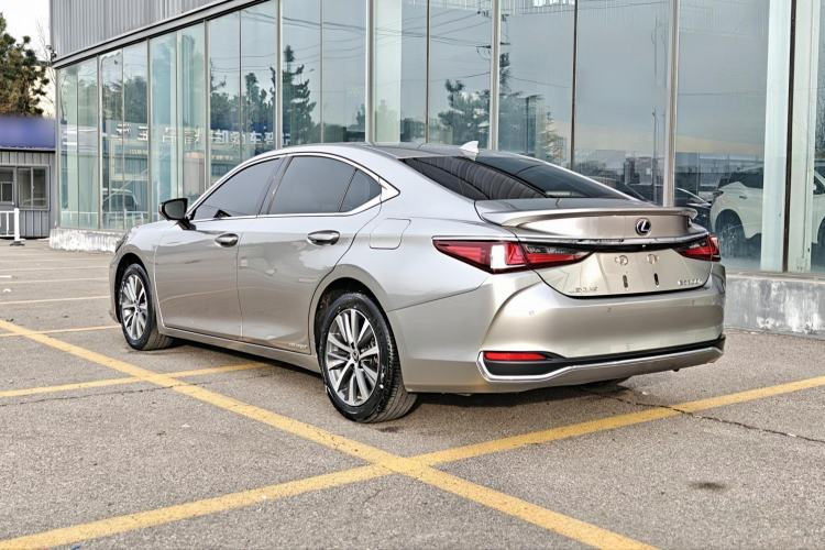 Used Lexus ES 2020 300h Premier Edition

