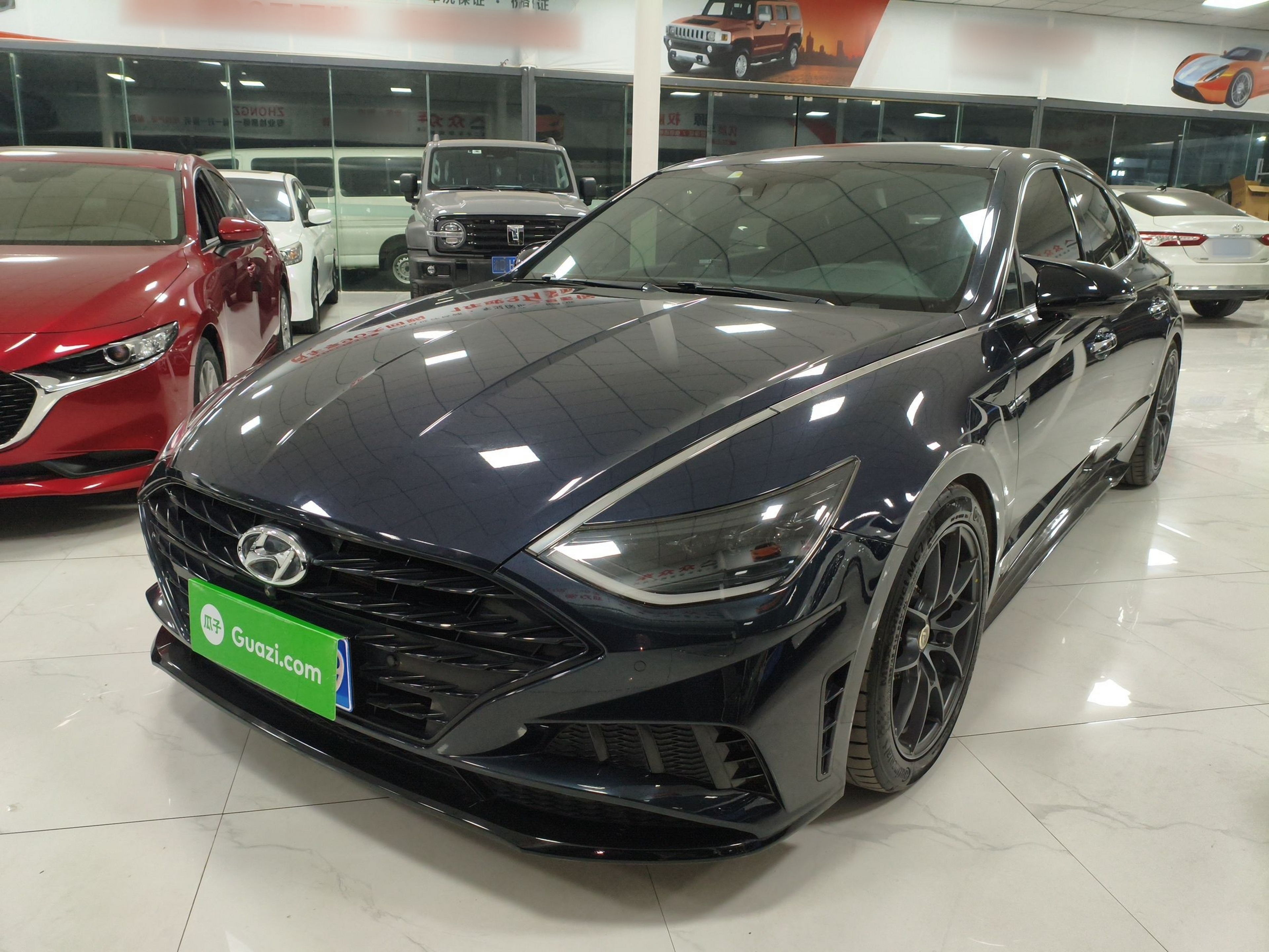 تحت مقدمة السيارة