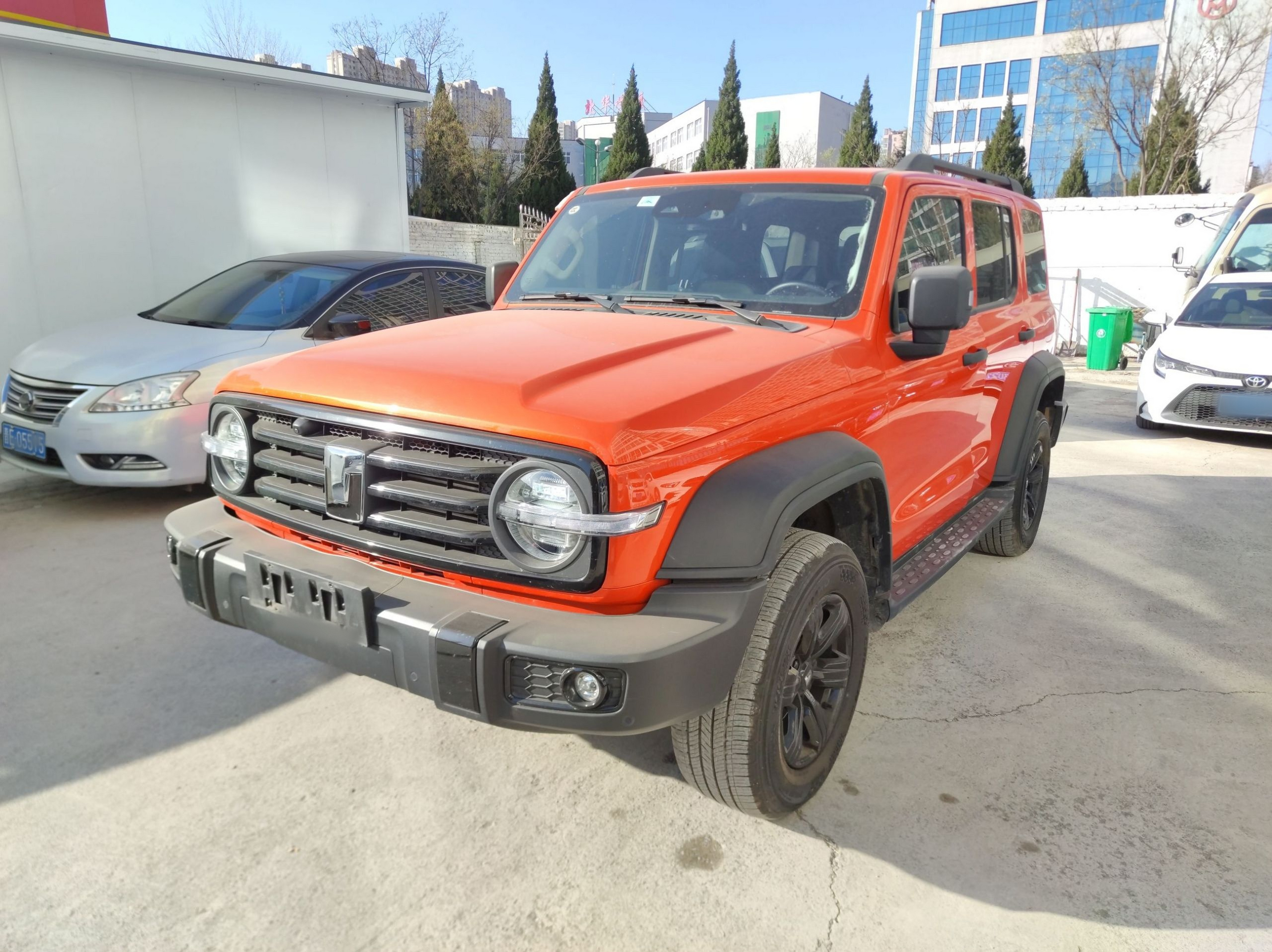 Под передней частью автомобиля