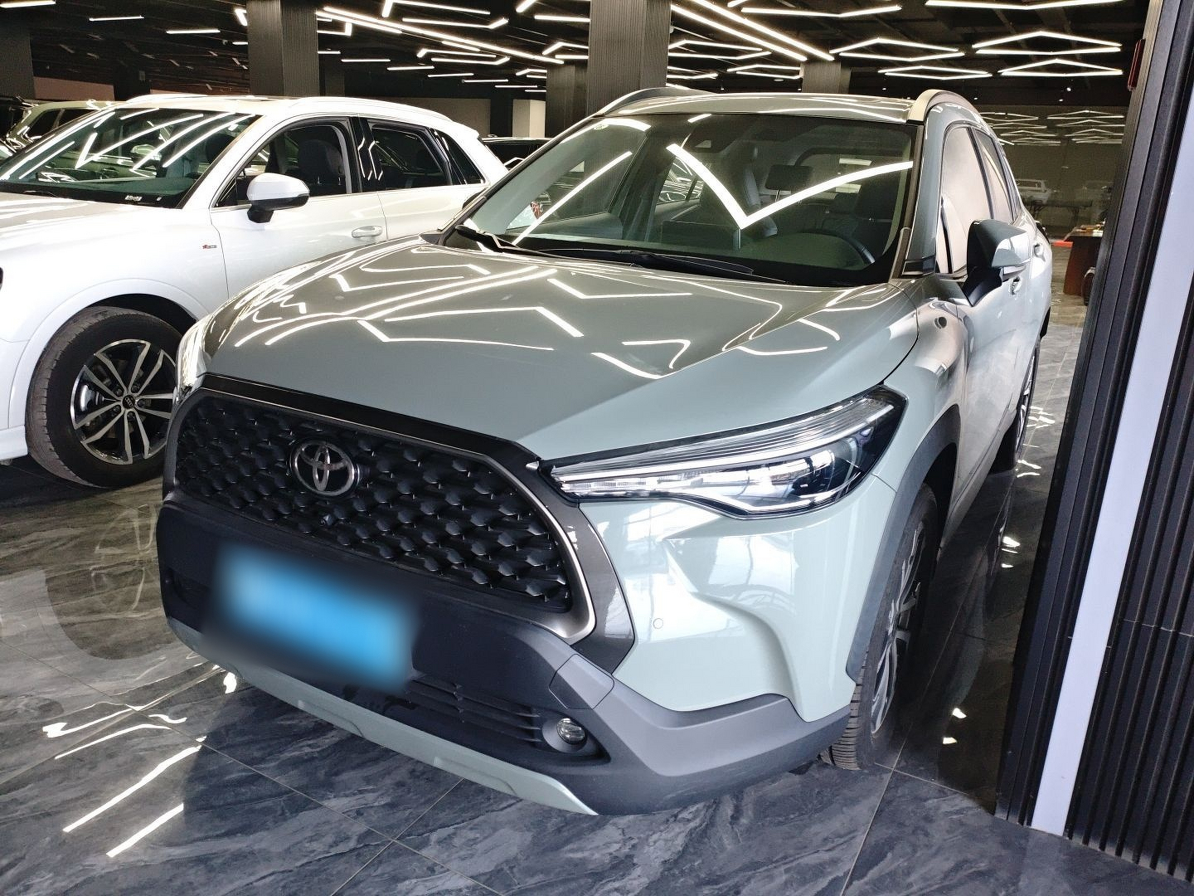 Под передней частью автомобиля