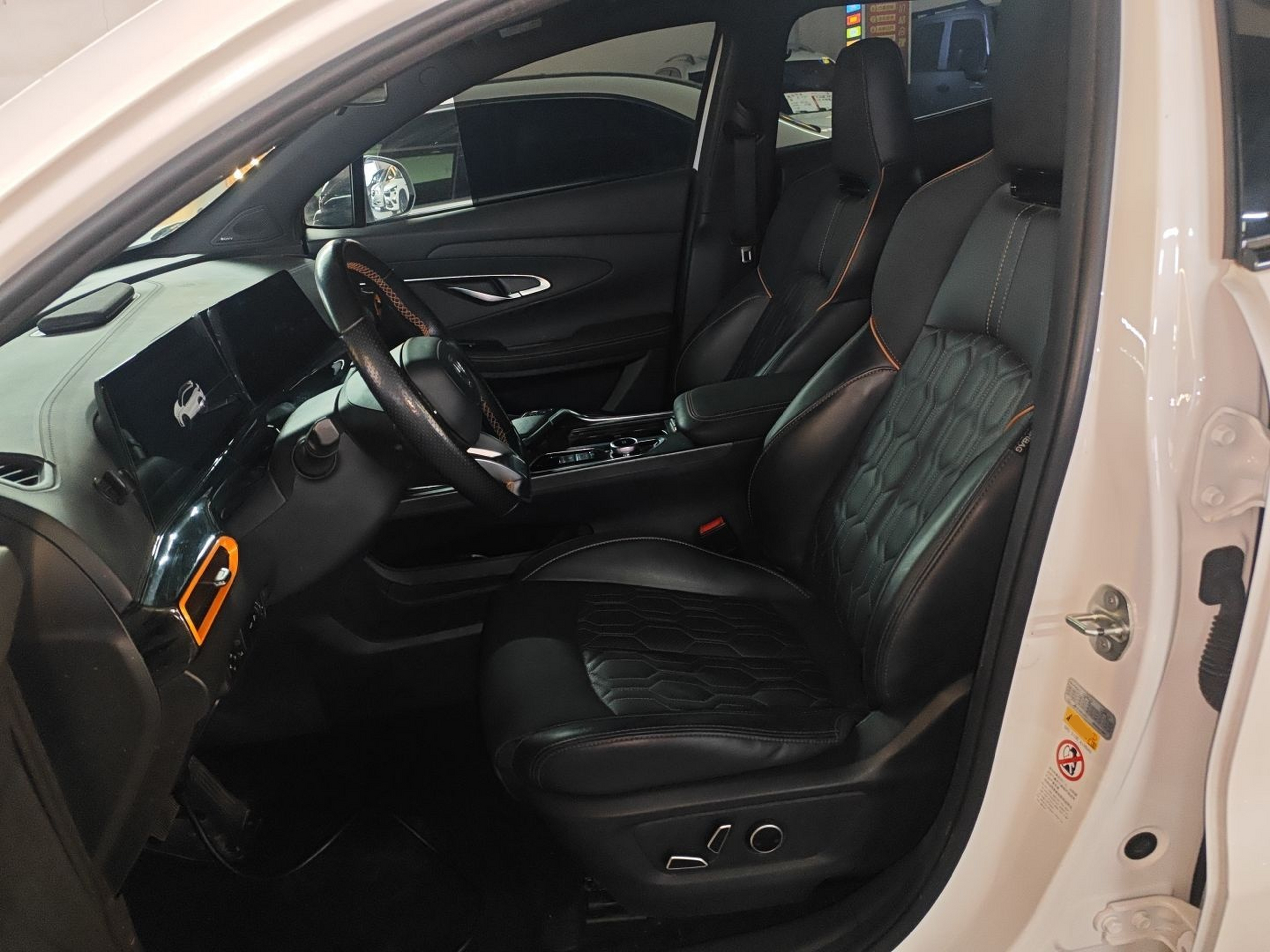 المقاعد الأمامية داخل السيارة