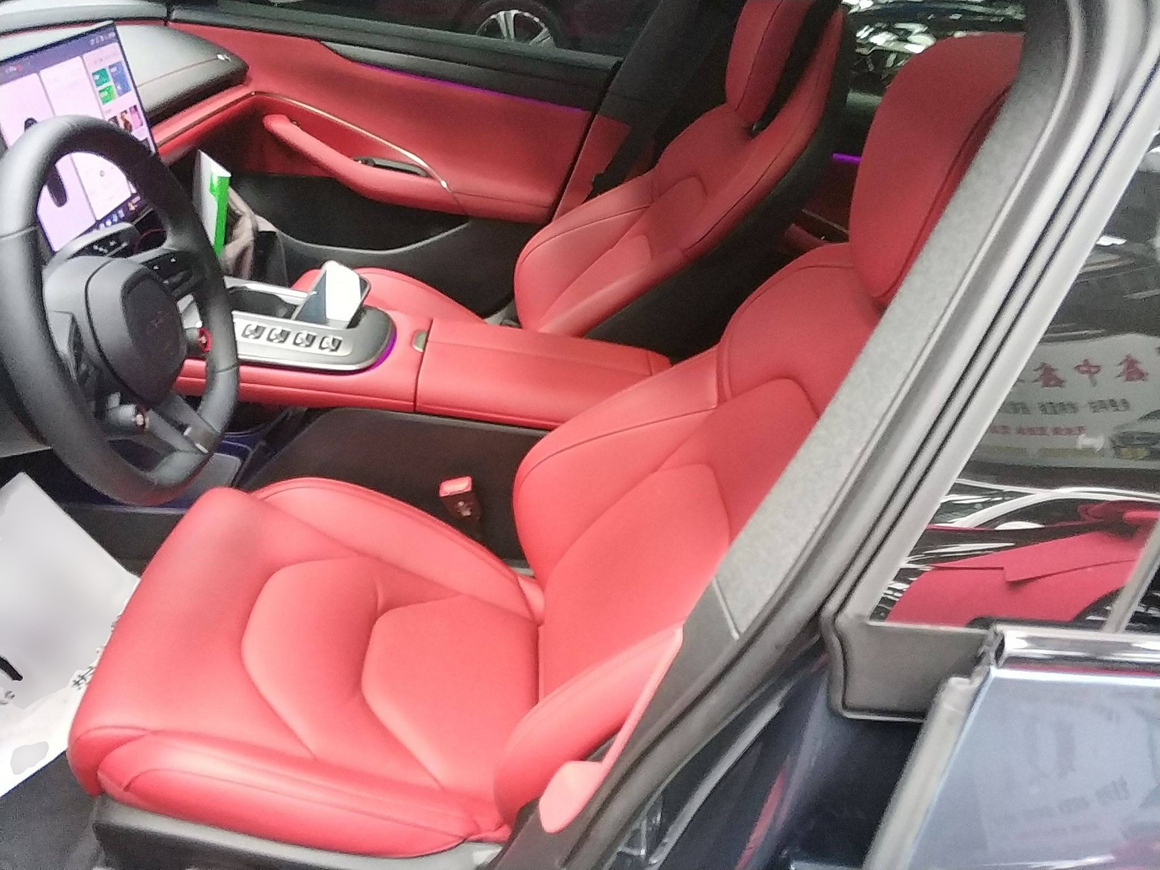 المقاعد الأمامية داخل السيارة