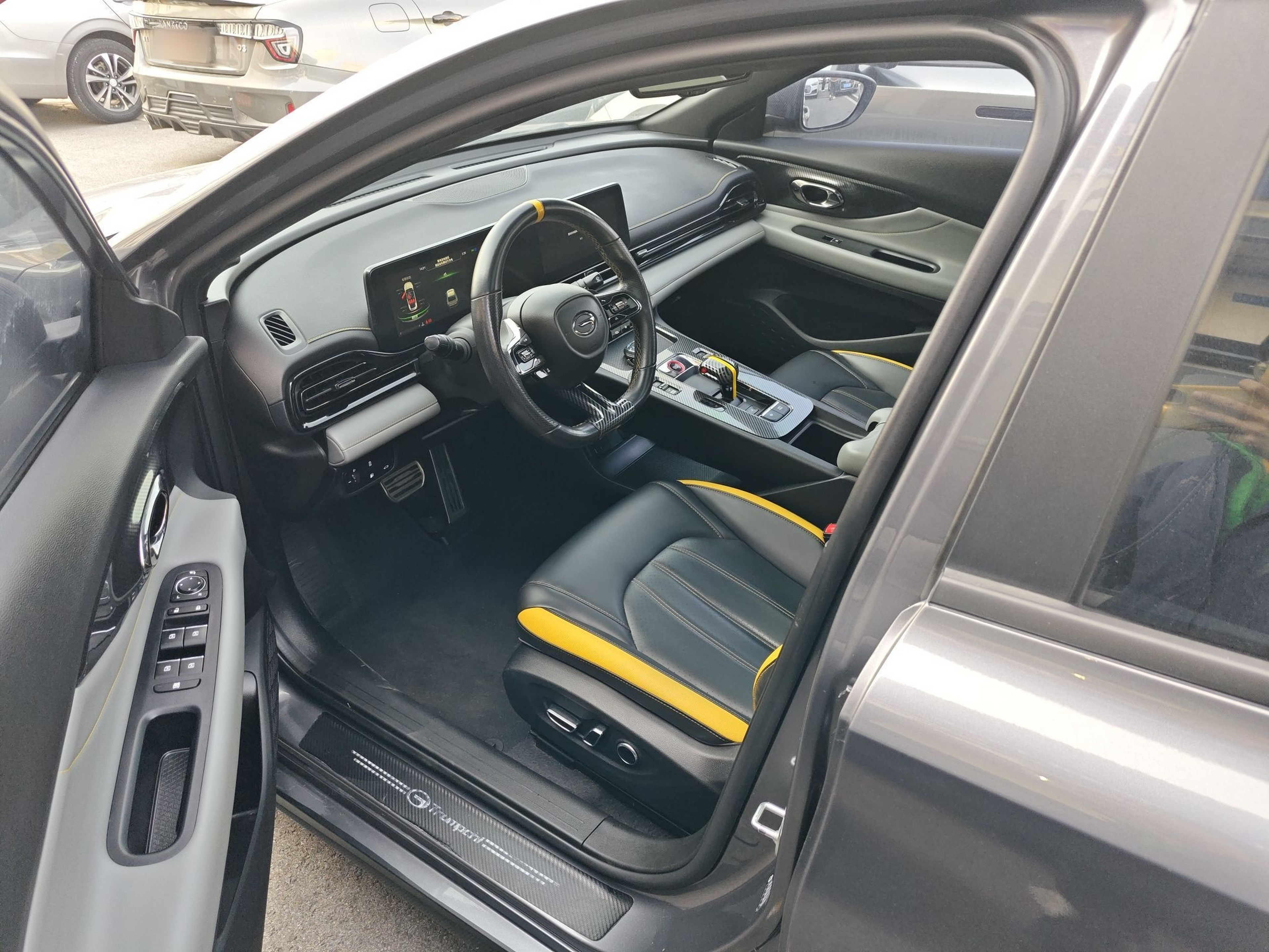 Переднее сиденье в автомобиле