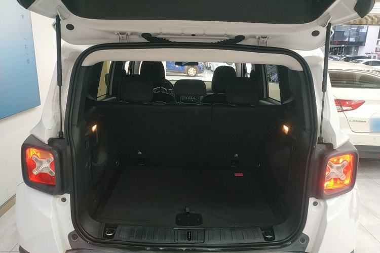 Used  Renegade 2018 Connected Large Screen Version 180T Automatic Kinetic Edition+