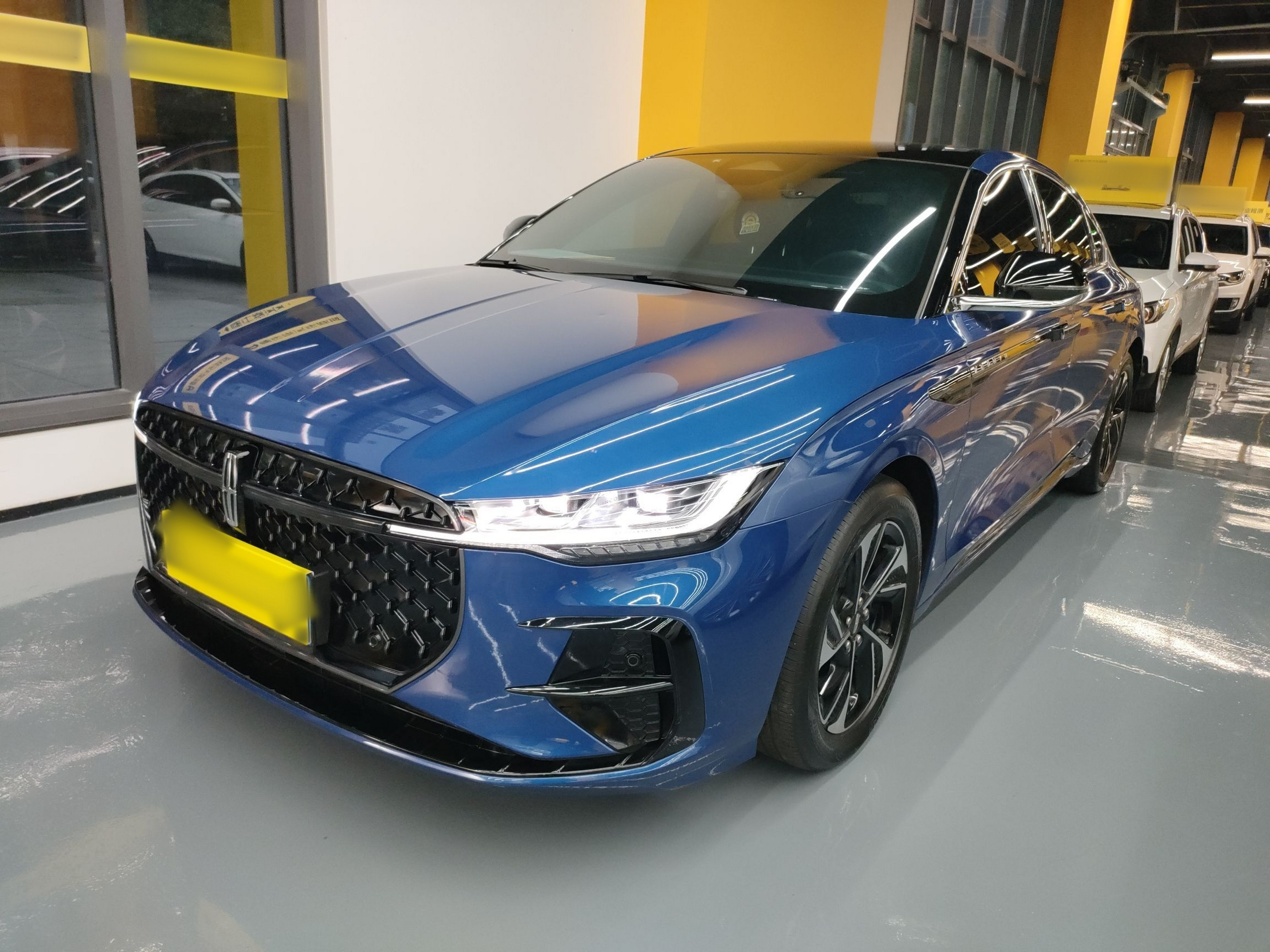 تحت مقدمة السيارة