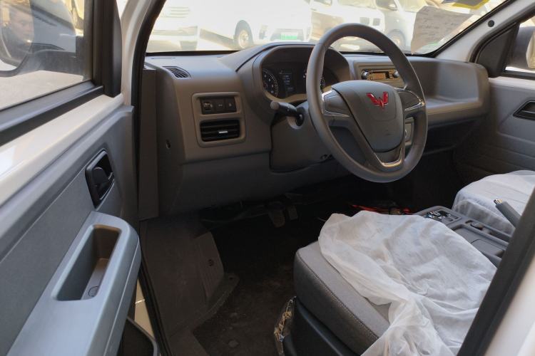 Used Wuling Yangguang 2024 300KM Comfort Version Passenger Van 75kW