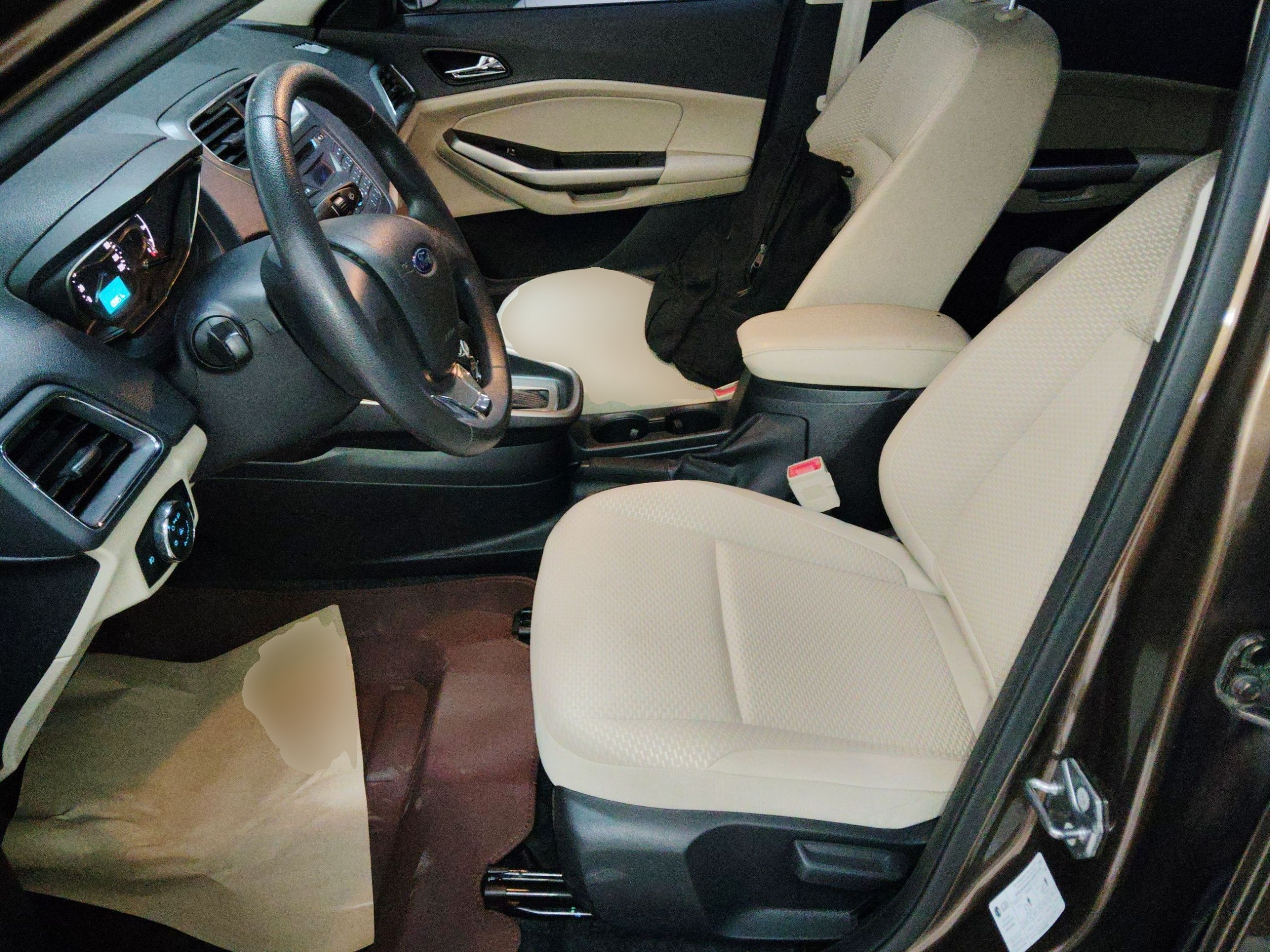 Переднее сиденье в автомобиле