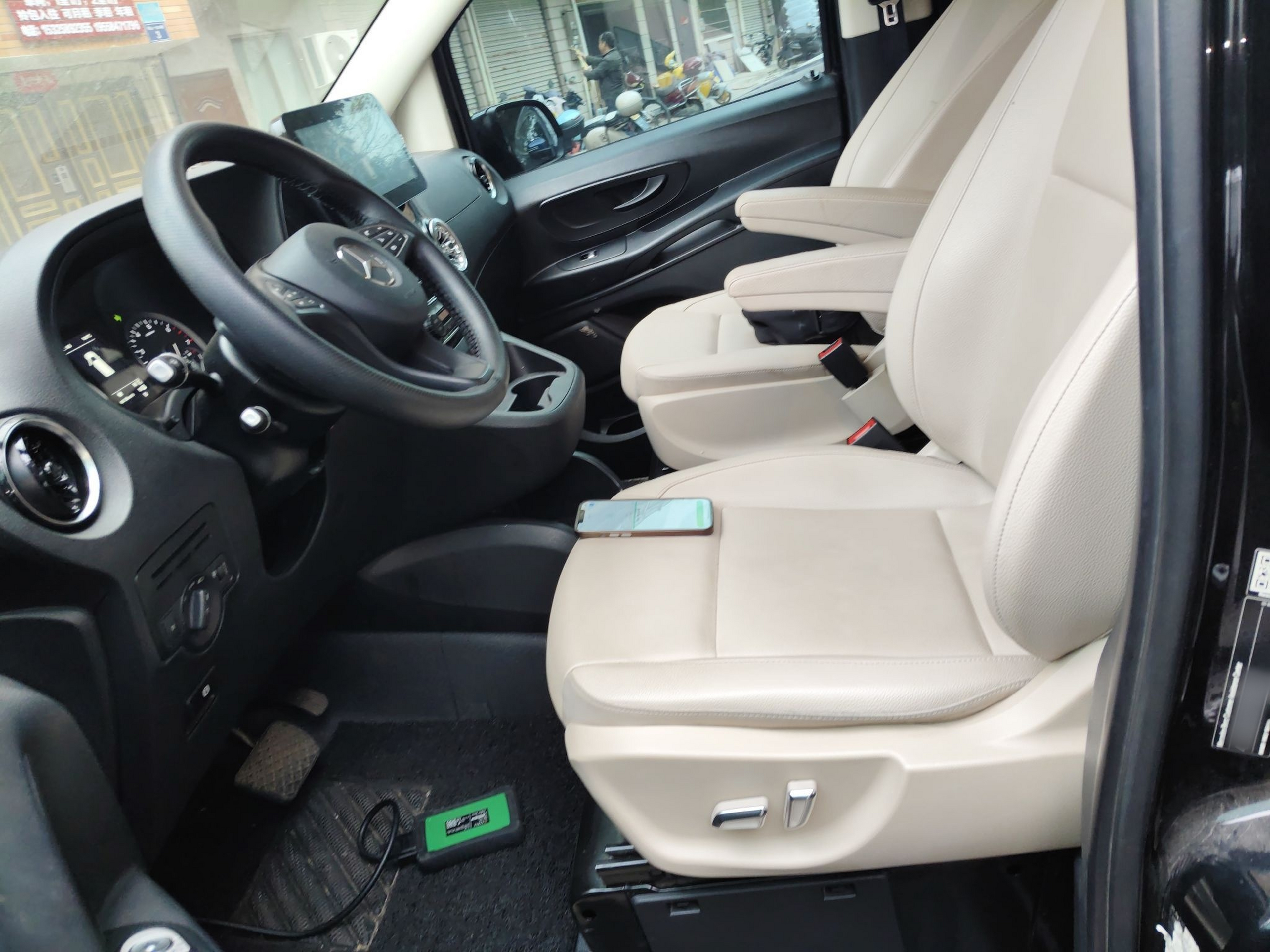 المقاعد الأمامية داخل السيارة