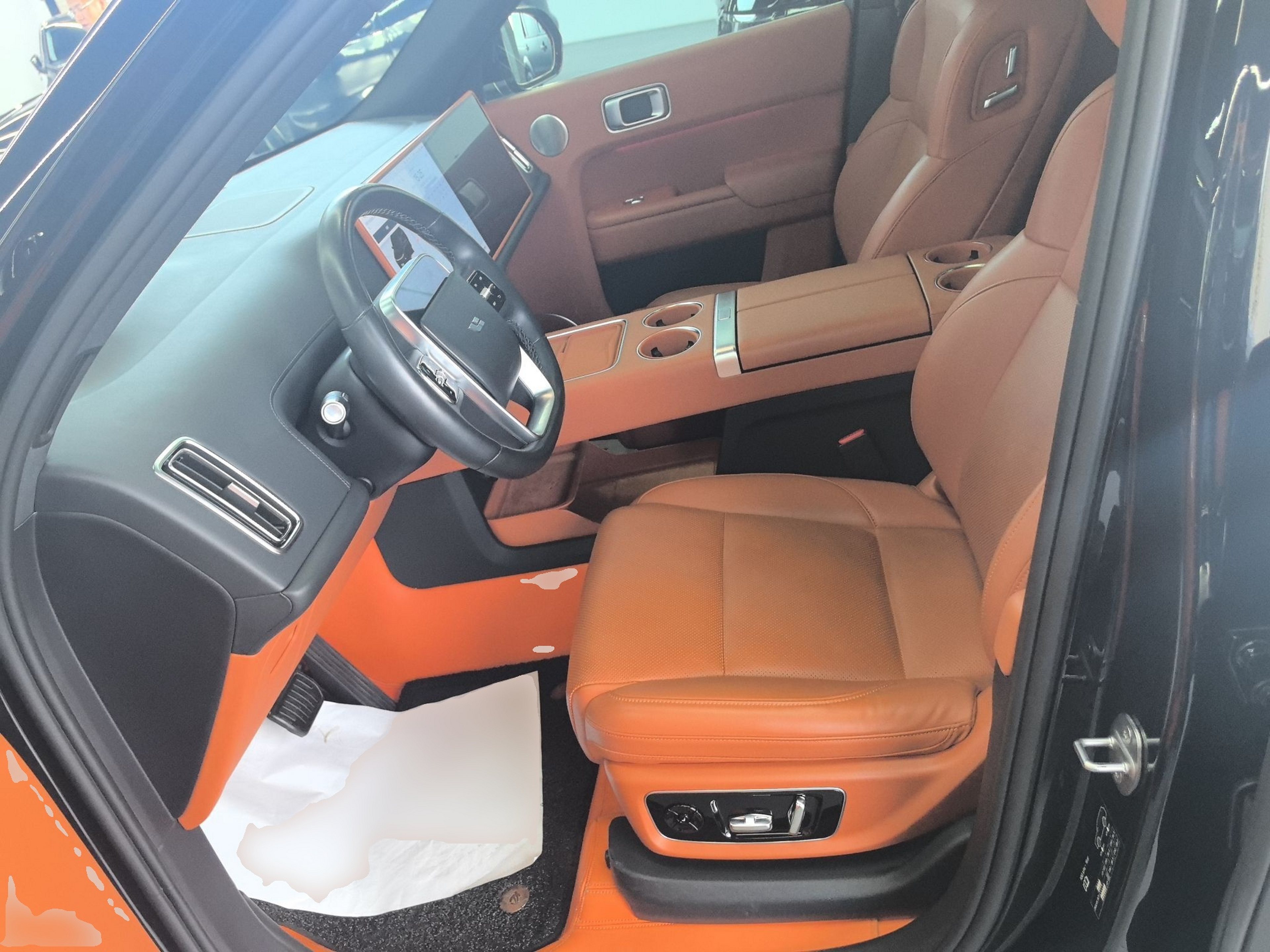 المقاعد الأمامية داخل السيارة