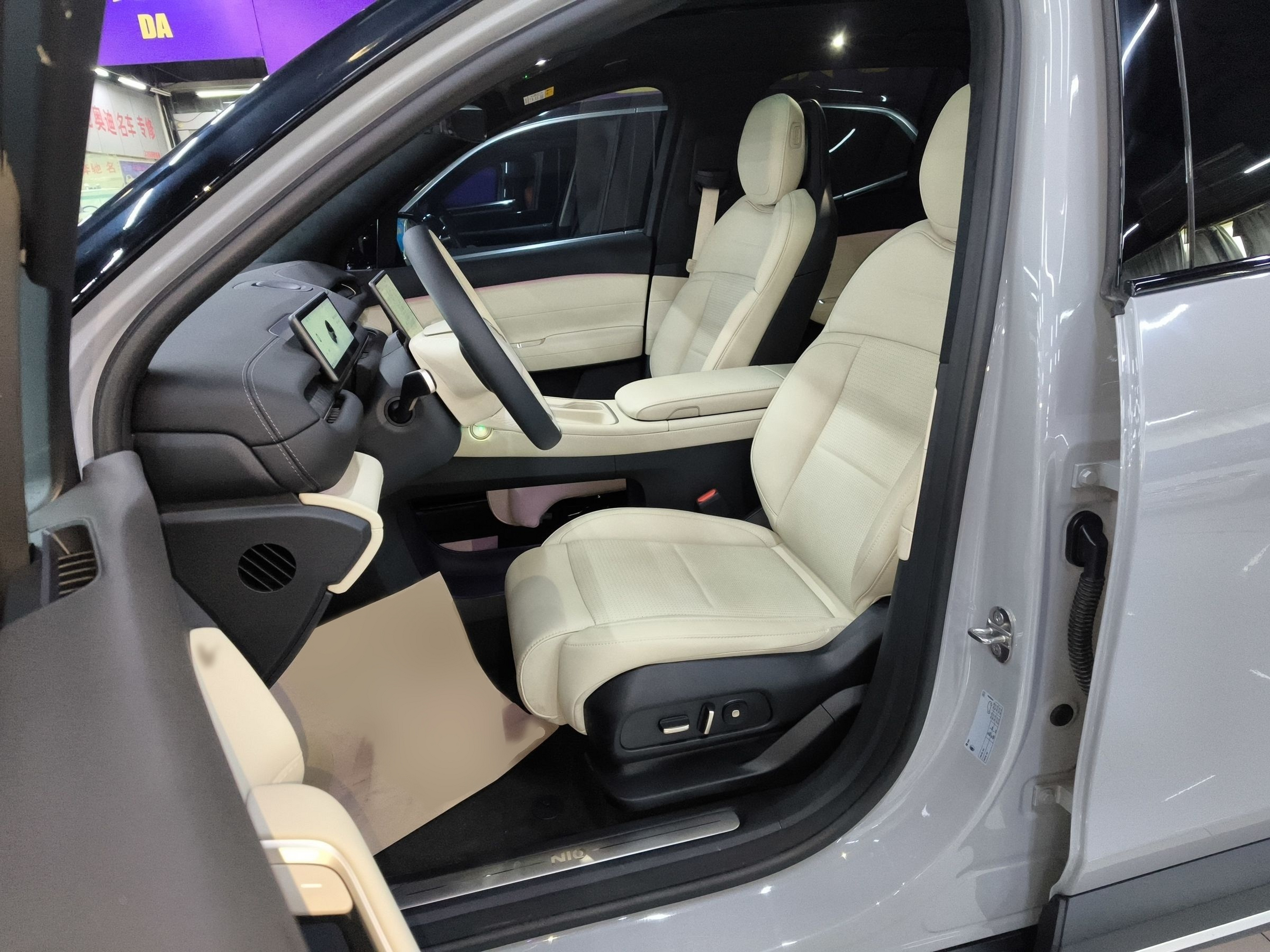 المقاعد الأمامية داخل السيارة