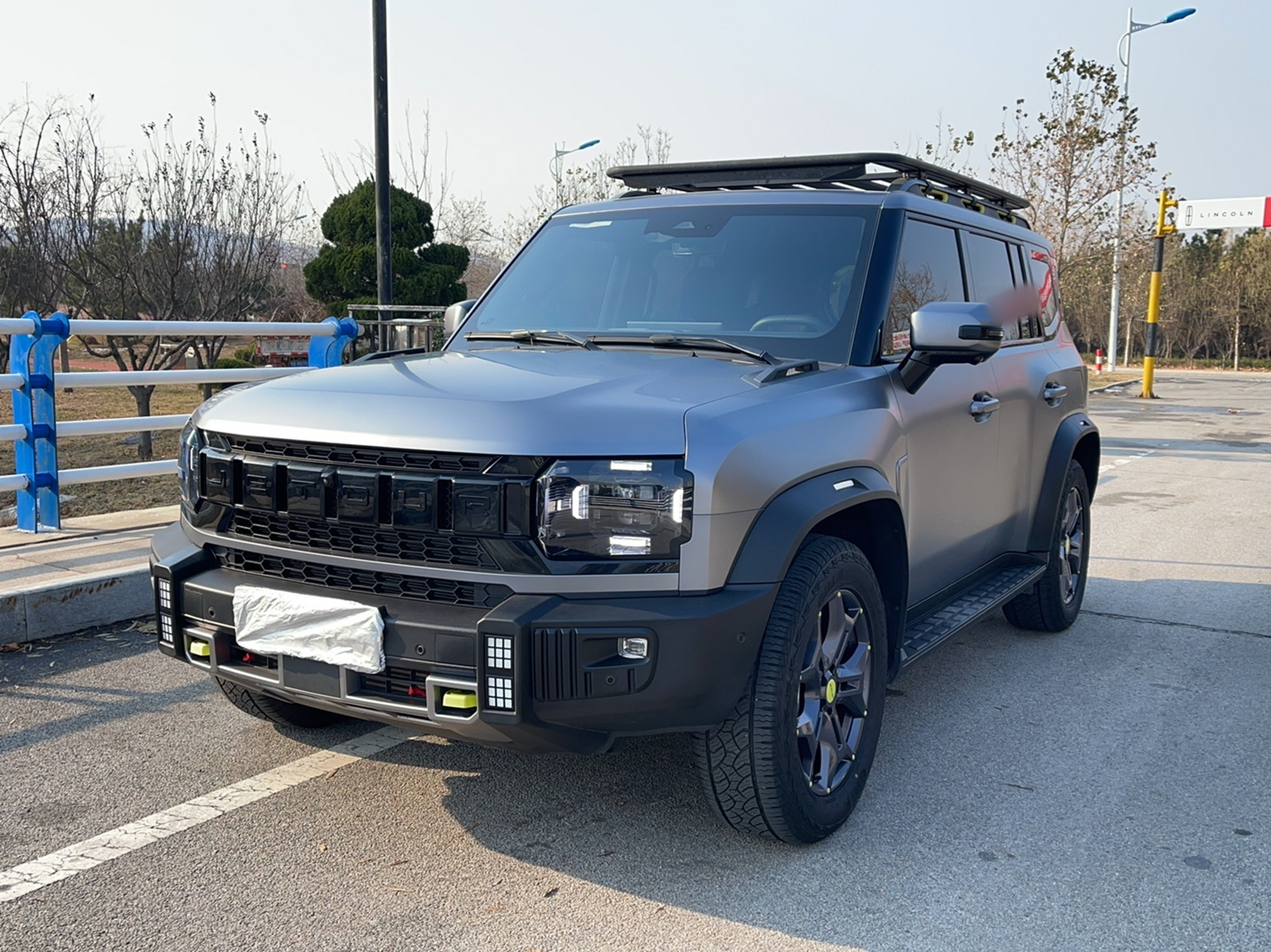 تحت مقدمة السيارة