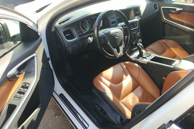 Used Volvo V60 2015 T5 Zhiya Edition
