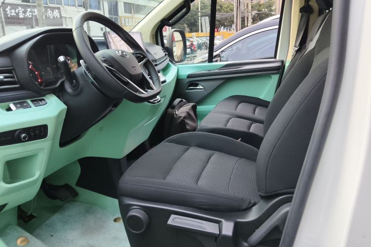 Used SAIC MAXUS Xintu V70 2023 2.0T Elite Edition Automatic Short Wheelbase Low Roof – 5/6 Seats