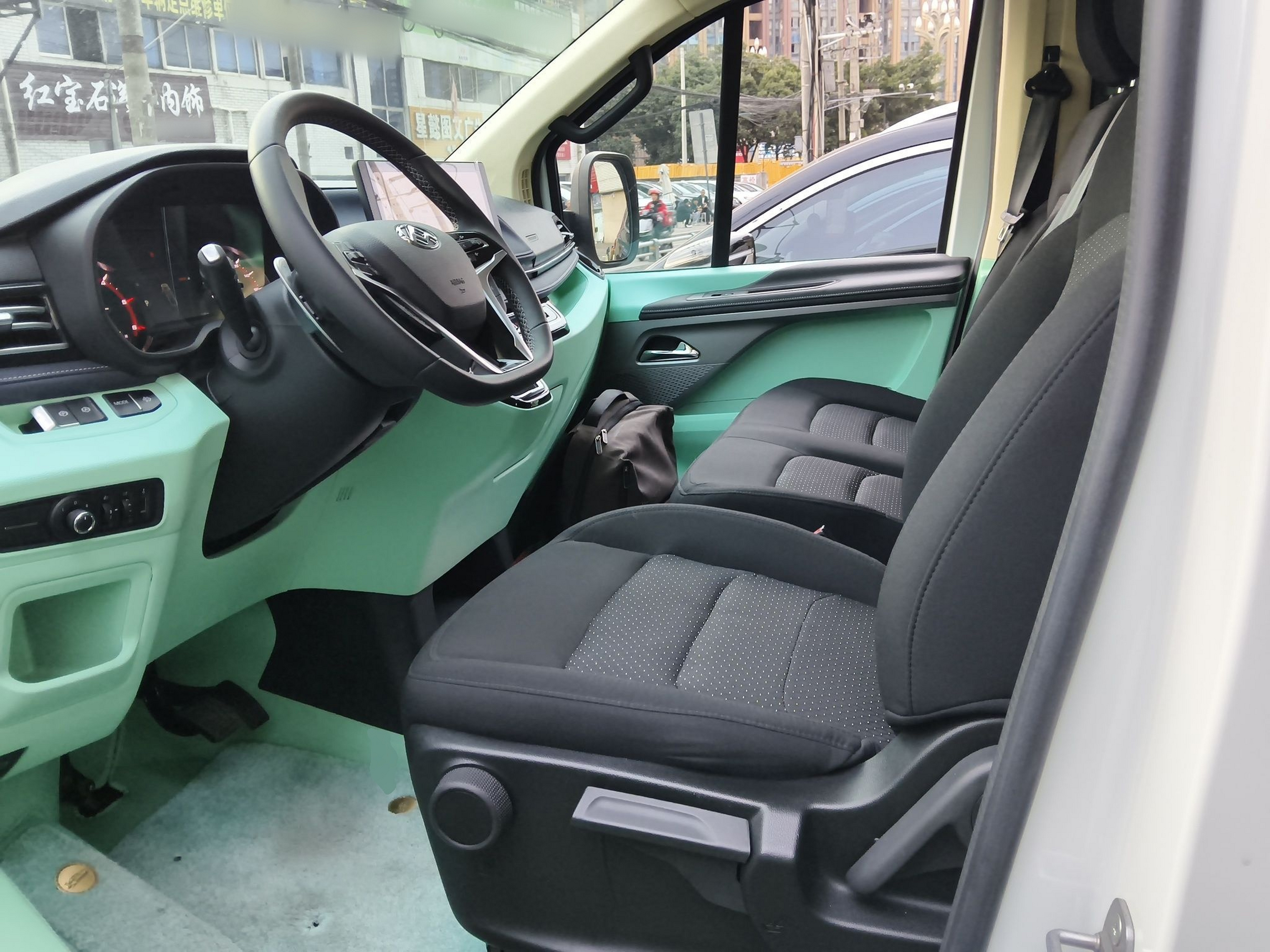 Переднее сиденье в автомобиле