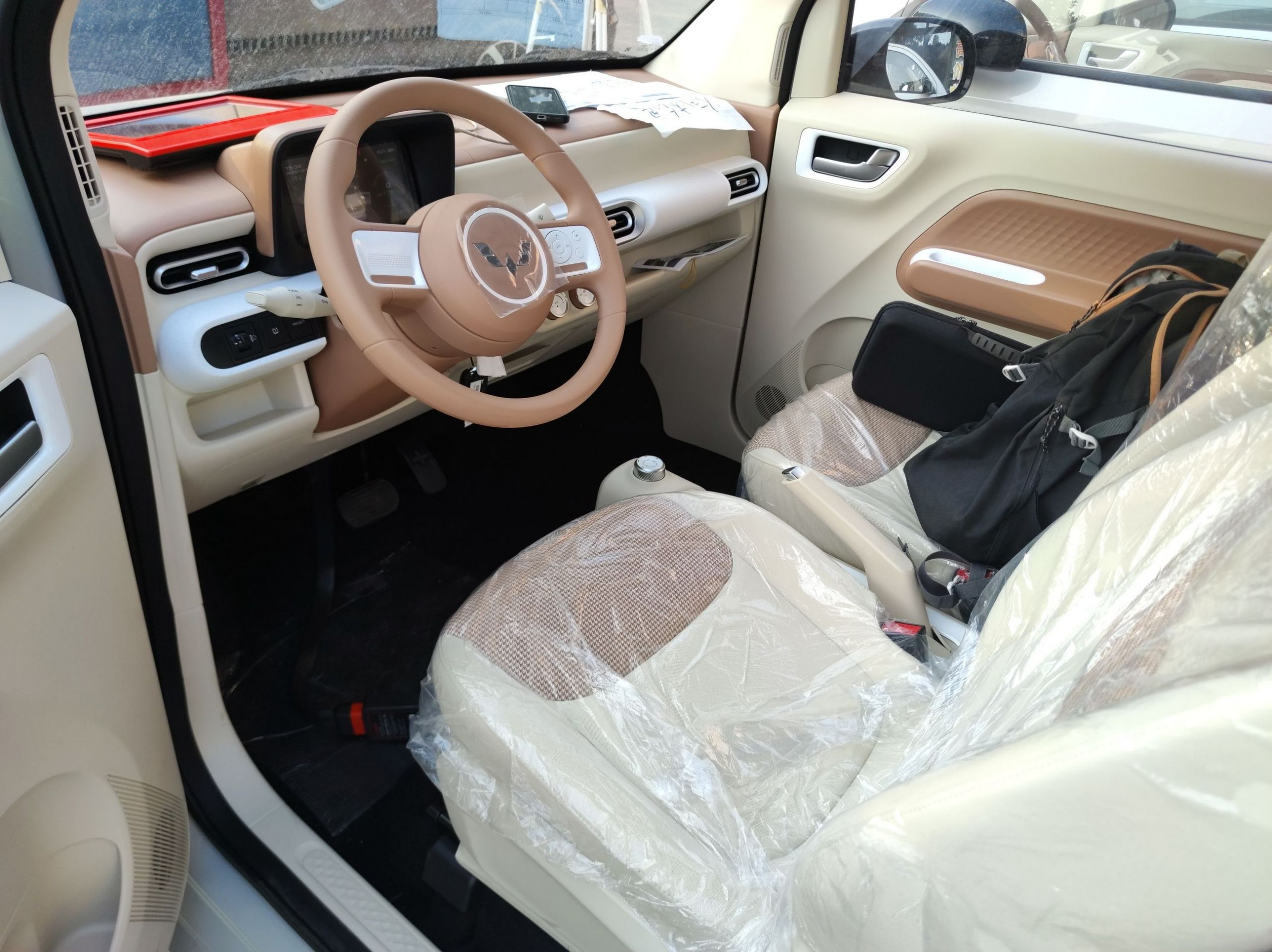 المقاعد الأمامية داخل السيارة