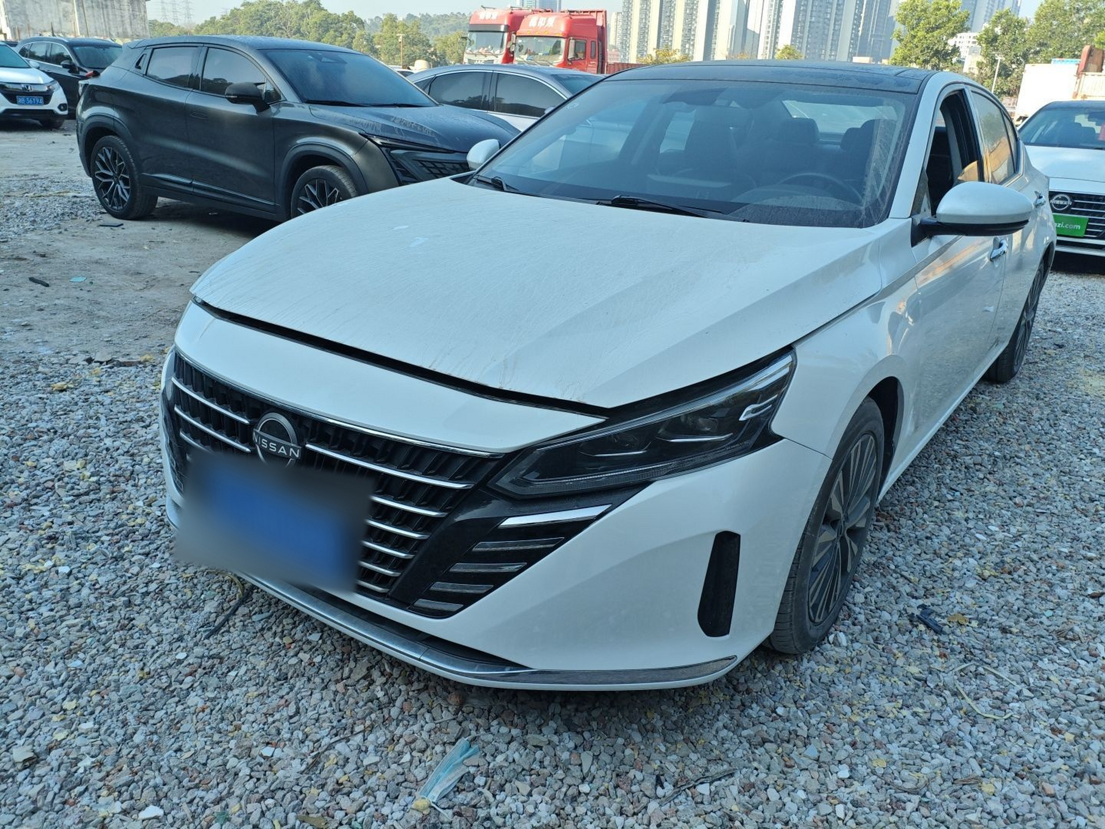 Под передней частью автомобиля