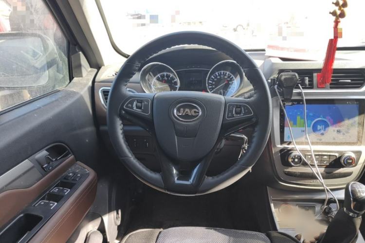 Used  V7 2018 2.0L Two-Wheel-Drive Luxury Long-Wheelbase HFC4GA3-3D