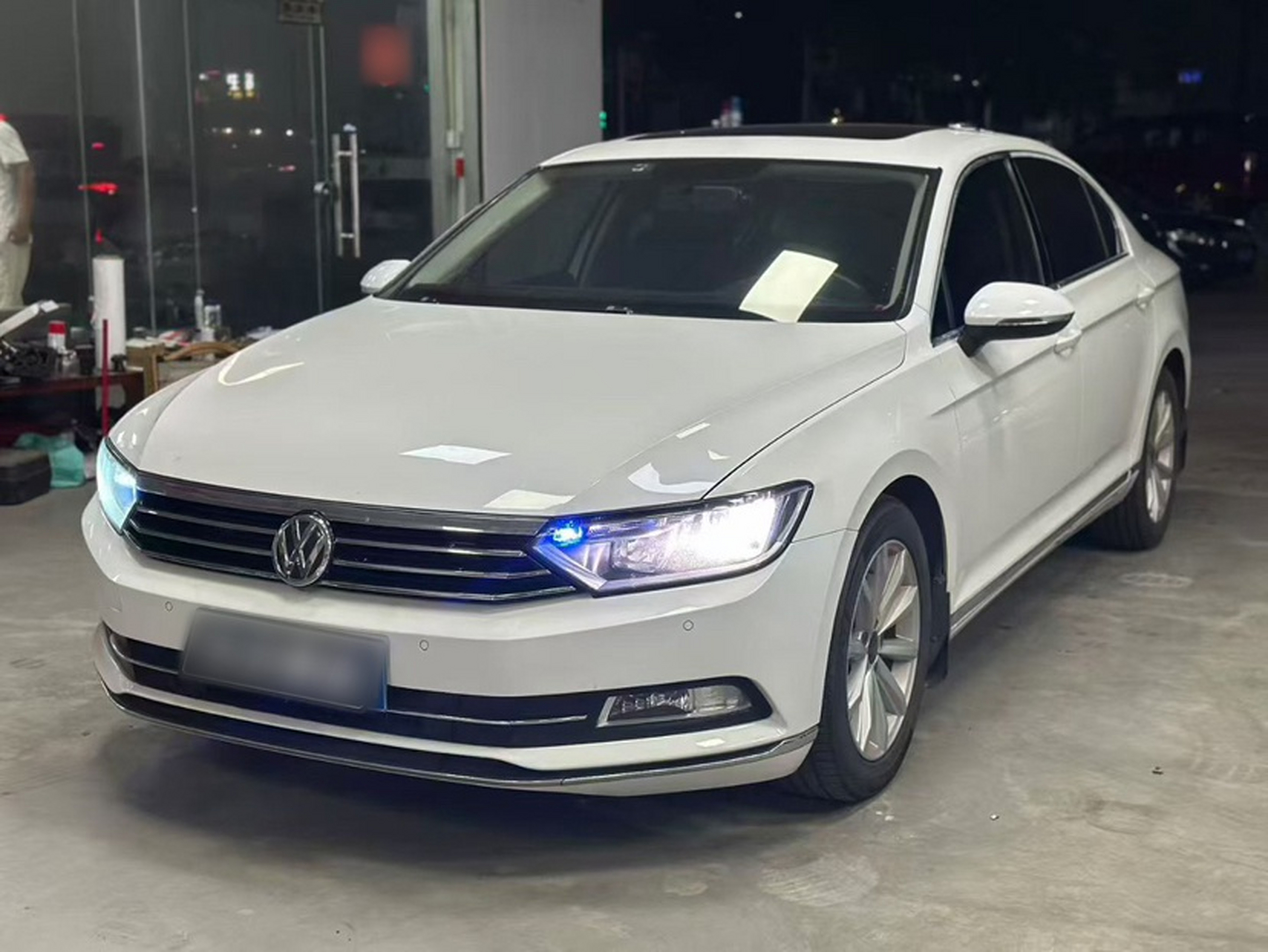 Под передней частью автомобиля