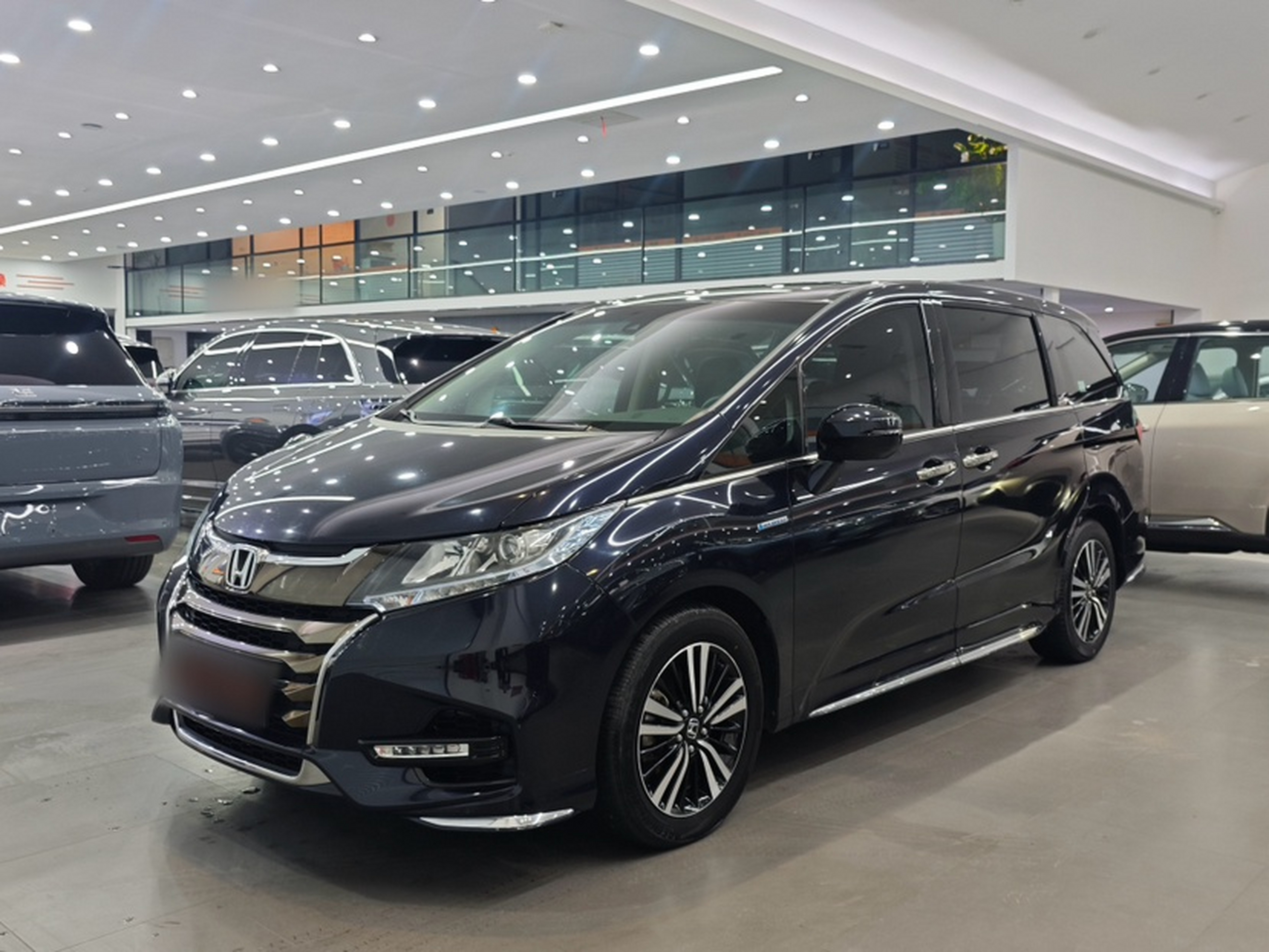 Под передней частью автомобиля