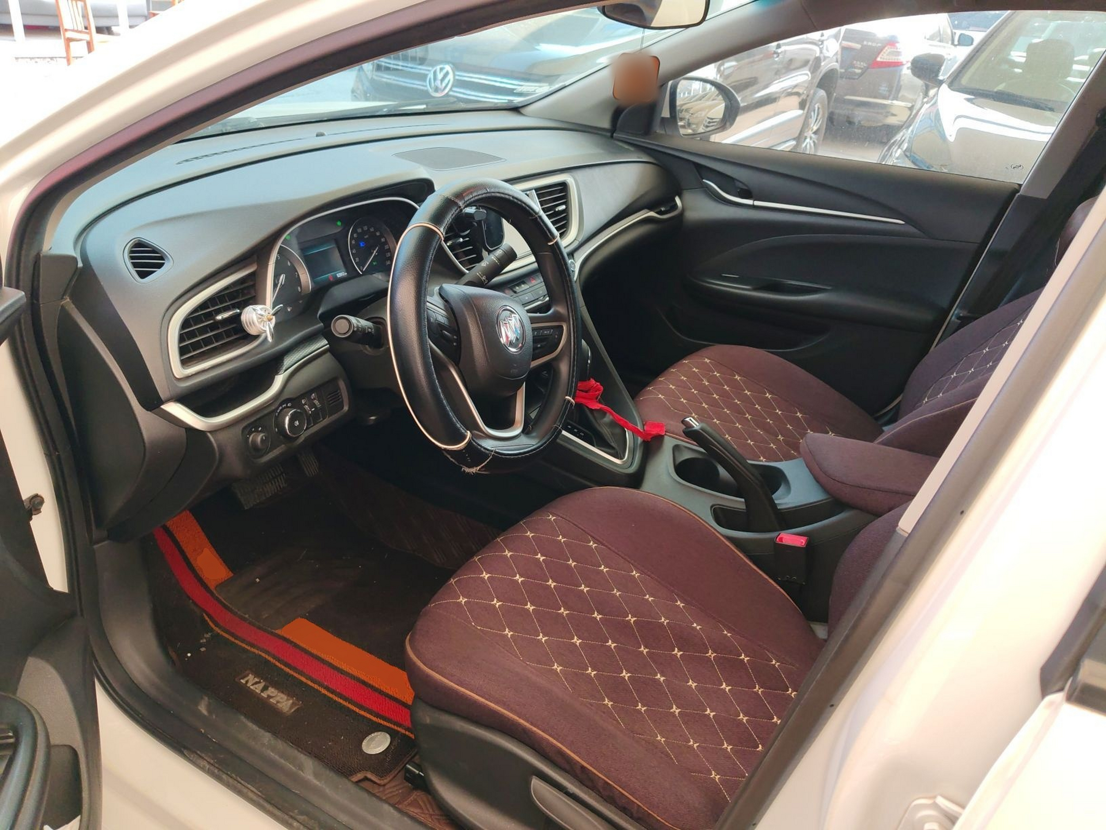 Переднее сиденье в автомобиле